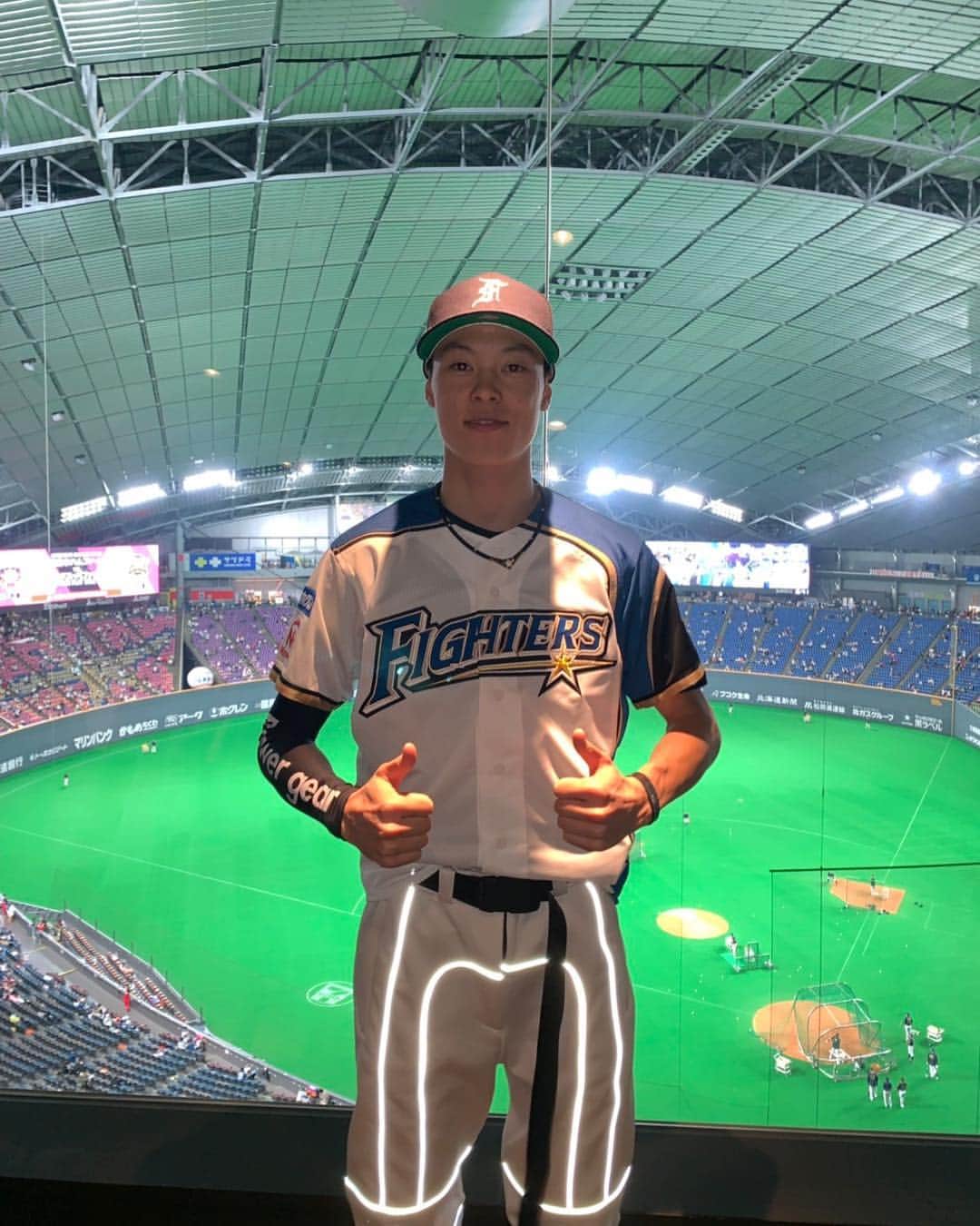 小林陵侑のインスタグラム：「昨晩は日本ハムファイターズの 開幕戦始球式をさせてもらいました！ いやー緊張したけど楽しかった シーズン頑張ってください！🇯🇵 @ceramicpower_gear  #ceramicpowergear #野球 #始球式 #日本ハムファイターズ #小林陵侑 #ryoyukobayashi #土屋ホーム #スキージャンプ #nike #ambush #feaofgod」