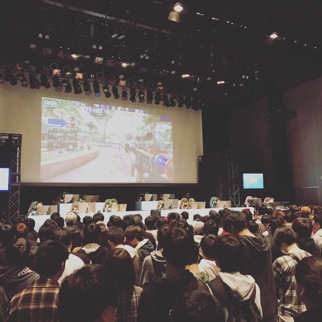 石川龍さんのインスタグラム写真 - (石川龍Instagram)「今日は自社の #digg というeスポーツイベント @渋谷STREAMなのですが、渋谷のマスコットキャラクターの #hachi が来てくれたのでいっしょに。 eスポーツイベント、STREAMがいっぱいになる程の集客力に加えて、チームや選手のグッズもしっかり売れて、エンタメコンテンツとしても明らかに力をつけてきたなぁと感慨深いです。 #eスポーツ #犬バカ部」3月30日 17時10分 - slow_night