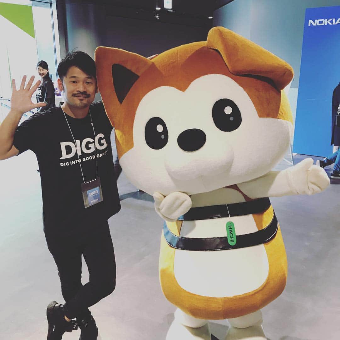 石川龍のインスタグラム：「今日は自社の #digg というeスポーツイベント @渋谷STREAMなのですが、渋谷のマスコットキャラクターの #hachi が来てくれたのでいっしょに。 eスポーツイベント、STREAMがいっぱいになる程の集客力に加えて、チームや選手のグッズもしっかり売れて、エンタメコンテンツとしても明らかに力をつけてきたなぁと感慨深いです。 #eスポーツ #犬バカ部」