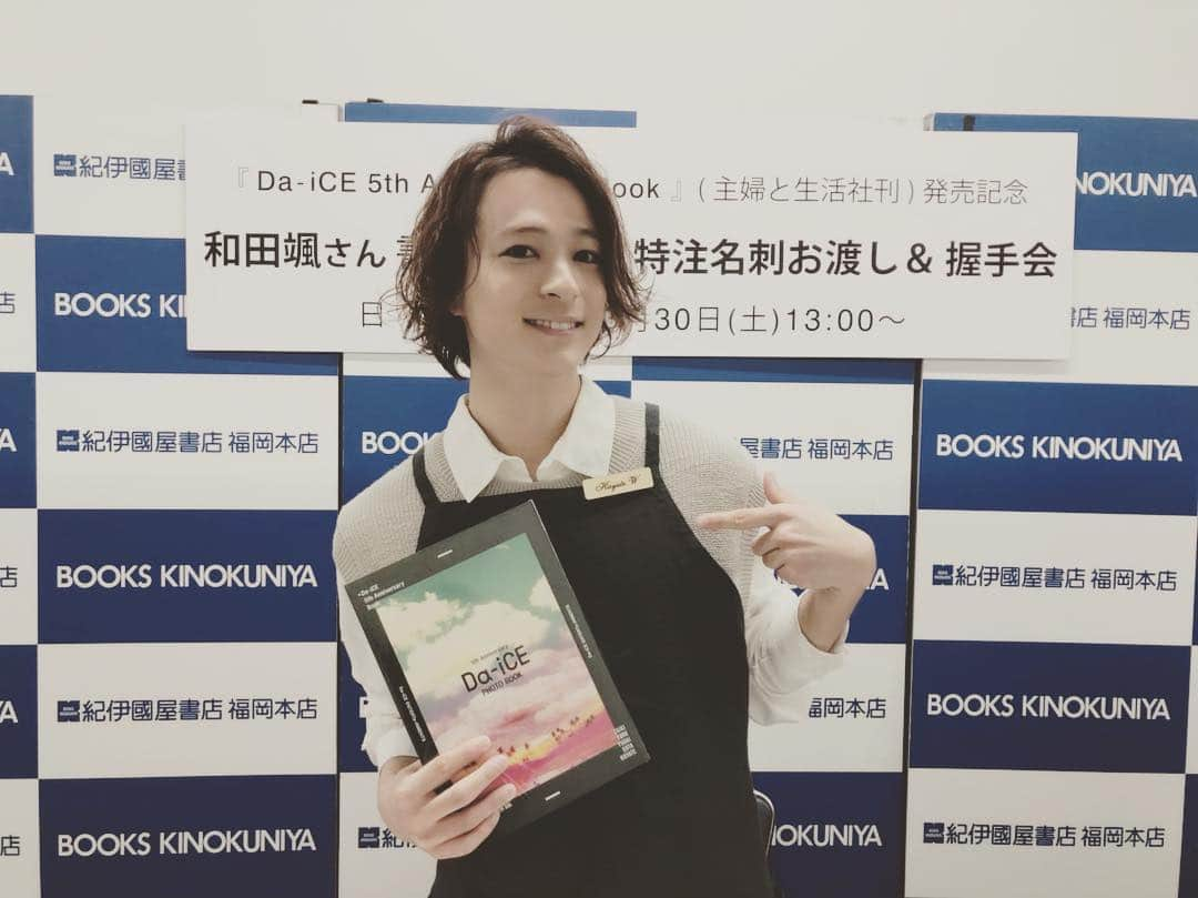 ジュノン編集部さんのインスタグラム写真 - (ジュノン編集部Instagram)「みなさーん！！！！ 本日、Da-iCEソロイベント1日目開催しましたー！ 仙台、福岡、広島にお邪魔させていただき、幸せでした☺︎ 名刺、もう二度と作らないのでなくさないでねw  明日は金沢と愛知にお邪魔しまーす！！ 明日お会いするみなさま、楽しみにしております❤︎ #1枚目香り #2枚目にゃんこ #3枚目釣り #このハッシュタグは来た人にしかわからない暗号 #本日はみなさん一日店長ですから #エプロンして6面さんをお出迎えしました #なんかあれよね #エプロンとか新鮮よね #ただね #ゆうちゃんのエプロン姿が #料理中に見えてしまうのは #JUNONだけでしょうか #からの #明日のふたりも #エプロンするぜ  #次に各地に行くのは #BESTツアー #またそのときに会おうね❤︎」3月30日 17時15分 - junon_jp