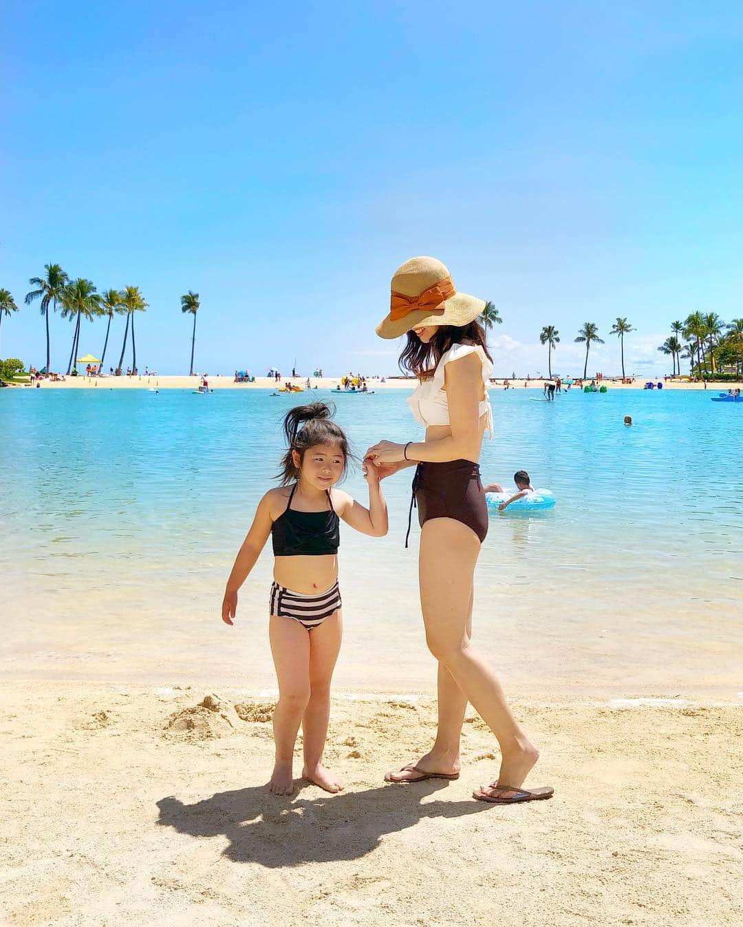 のインスタグラム：「念願の#Hawaii 旅行に来たよー🏖✨✨ 1年間この為に頑張った🤣✨笑 私の父母、お義母さんも一緒の3世代旅行❤️ パパ、私、子どもたちは時差ボケもなく、着いた瞬間から、海にプールにたくさん楽しめた✨ 夕方からはロイヤルハワイアンセンター 、アラモアナでshopping💗 大充実な初日❤︎ 我が家はHawaii初心者だから、みなさんおススメあったら教えてほしいですー❤️ 🏖🙏 ＊ ＊ ＊ mama swimwear👙 @seadress_official  #seadress の水着、今年もかわいいのたくさん出てるよ♡ これはセパレートだけど、編み上げのハイウエストがお腹をカバー‼︎ ビキニもフリルが二の腕カバーに😁 ・  hat👒 @senseofgracetokyo  #senceofgrace のハットは折りたためるから、旅行に最適✨ ・ kids👧 swimwear👙 @kankokutime  shoes @outletshoes_official ＊ ＊ #親子コーデ#trip#旅行#ハワイ #ハワイ旅行 #水着#海 #リンクコーデ#sea#リゾート #南国#青い海#ハワイカフェ #カベジョ#gw_mag  #タビジョ#女子旅  #mamagirl #ponte_fashion #ルーファ #mineby3mootd #retrip_global#ママタビジョ#genic_hawaii#アロハタビジョ」