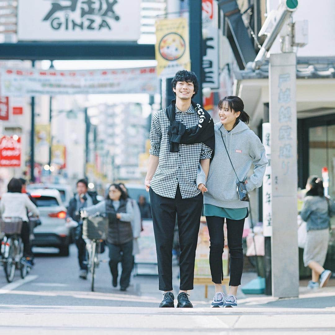 濱田英明のインスタグラム：「@hirona_yamazaki & @mrkiyotan, 2019 for @jj_official_jj #山崎紘菜 #清原翔 #pentax67 #eos1v」