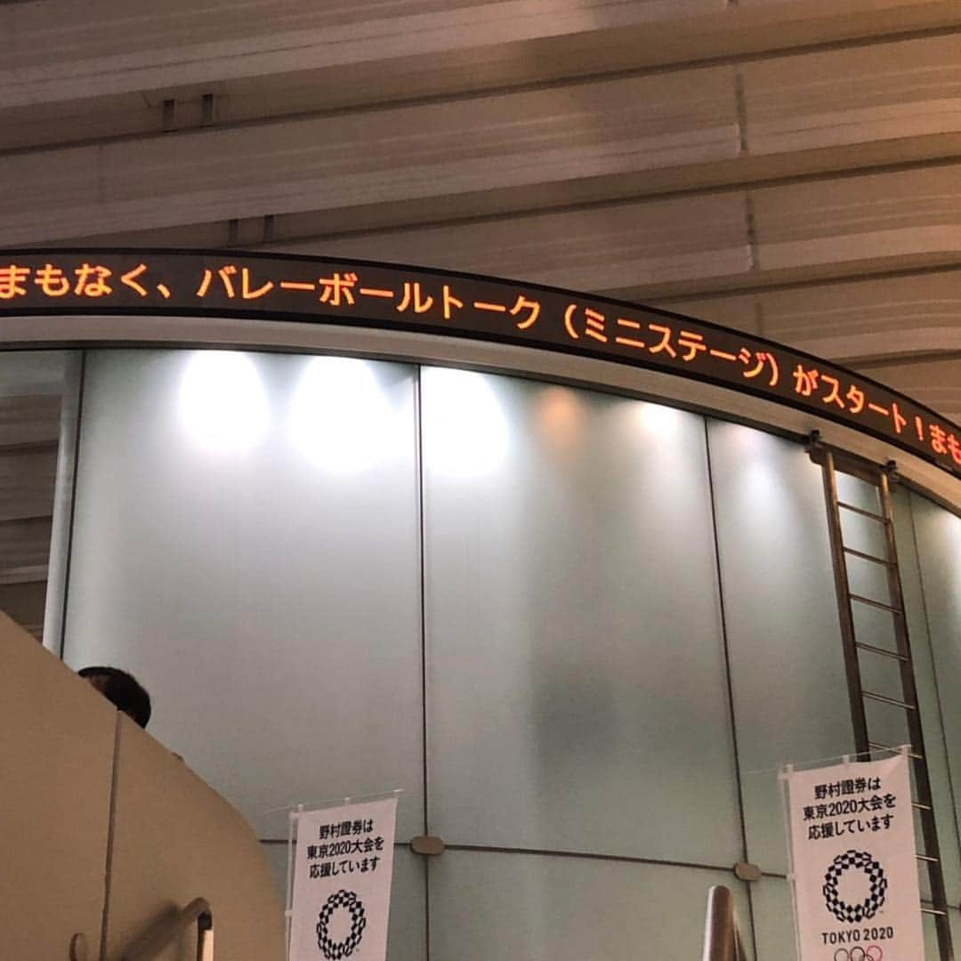 大山加奈さんのインスタグラム写真 - (大山加奈Instagram)「. . 東京証券取引所にて行われた TOKYO2020 Let's55 with野村ホールディングス . . 東京証券取引所での スポーツイベントは 今回が初めてだそうです‼︎ . なかなか入ることのない場所。 テレビでみるとこだーと アスリートたちも テンション上がってました‼︎ . . たくさんのお子さんに バレーボールの体験をしてもらえて 最高でした‼︎ これがきっかけとなって バレーボールに興味を持ってくれたり バレーボールをしてくれたら嬉しいな‼︎ . . #TOKYO2020 #let's55  #野村ホールディングス #NOMURA #ミライトワ #ソメイティ」3月30日 17時22分 - kanaoyama0619