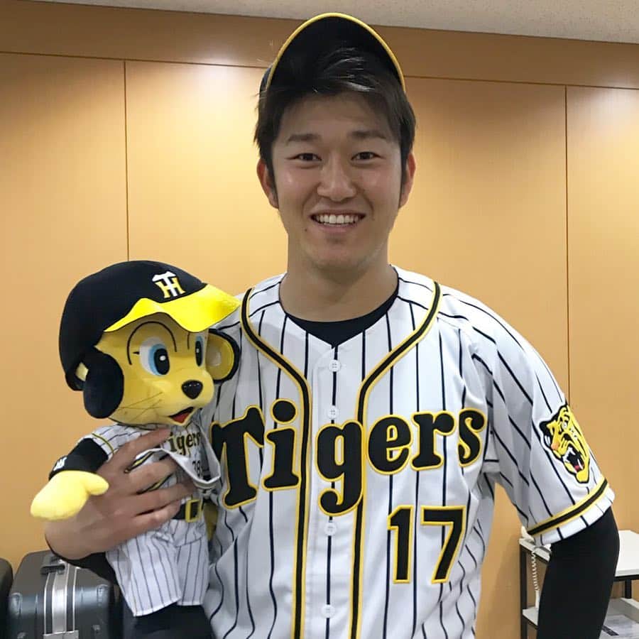 阪神タイガースさんのインスタグラム写真 - (阪神タイガースInstagram)「今日のヒーロー糸井選手&岩貞選手！ #糸井嘉男 選手 #ナイスホームラン ✨ #岩貞祐太 選手 #ナイスピッチング ✨ #今日のヒーロー #todayshero  #ぶち破れオレがヤル」3月30日 17時23分 - hanshintigers_official
