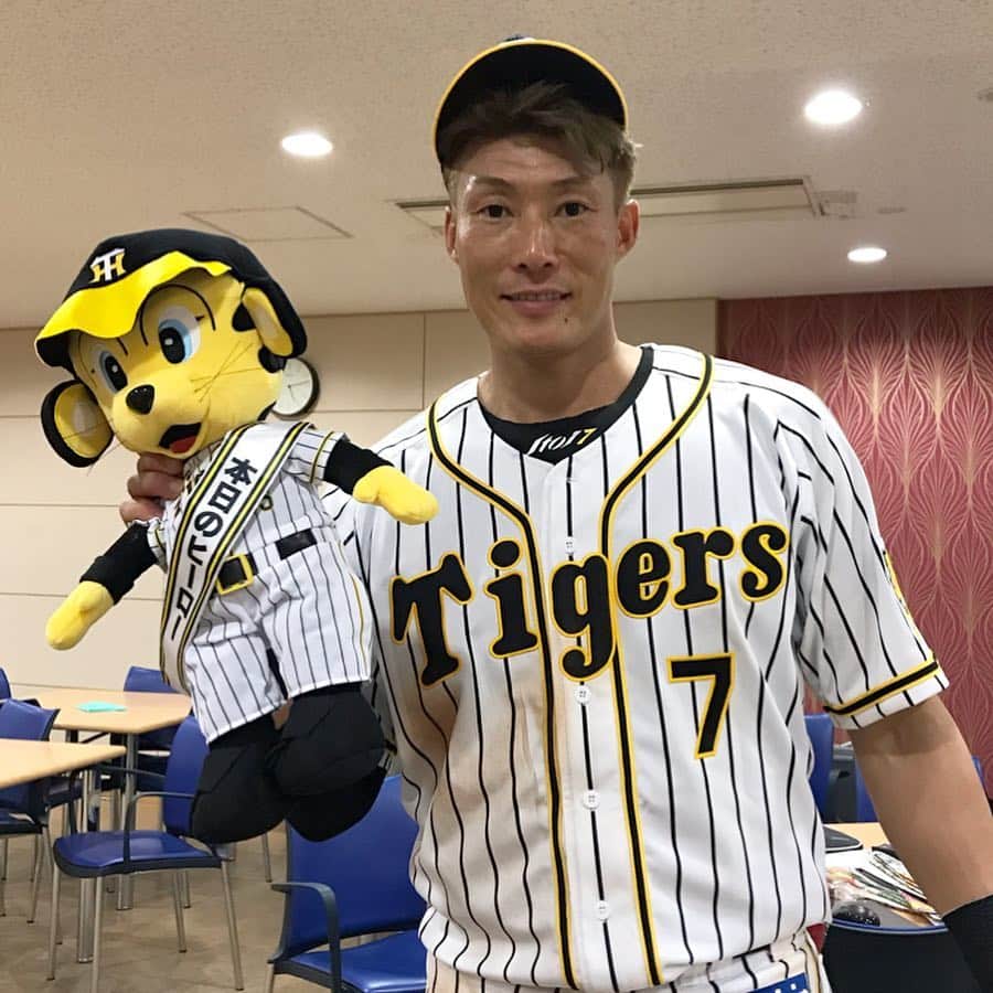 阪神タイガースさんのインスタグラム写真 - (阪神タイガースInstagram)「今日のヒーロー糸井選手&岩貞選手！ #糸井嘉男 選手 #ナイスホームラン ✨ #岩貞祐太 選手 #ナイスピッチング ✨ #今日のヒーロー #todayshero  #ぶち破れオレがヤル」3月30日 17時23分 - hanshintigers_official
