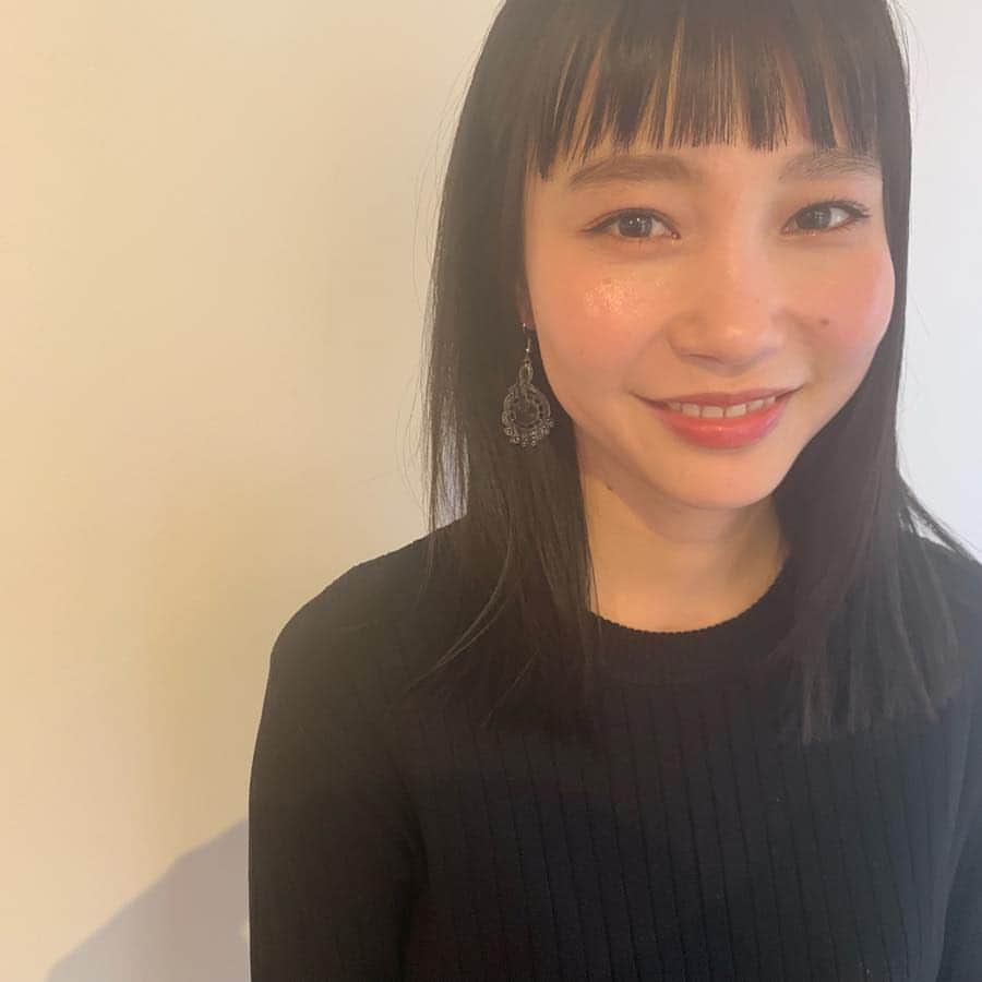 高橋有紀のインスタグラム：「久々に短く✂︎ #lysa_yuki  亜美ちゃんをヘアメイクできて楽しい @viskaviska ❤︎ #osakana_yuki  タピオカと氷を抜いたミルクティーを持ってきてくれて、シンドバッドを熱唱する亜美ちゃんが大好きなので、これからもよろしくね🥳 #高橋亜美」