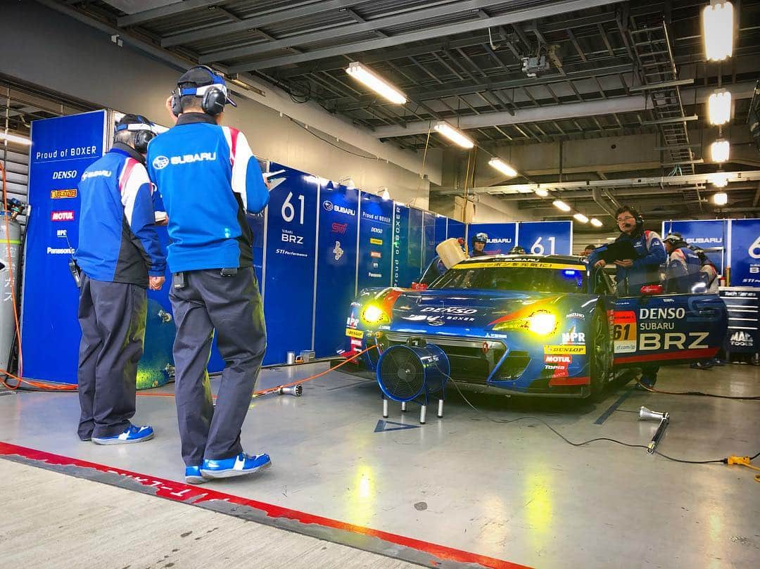 のインスタグラム：「スーパーGT公式テスト富士スピードウェイ。1日目が終わりました👌少し想定していた気温よりも低い気がしますが、、色々と確認できて、良いテストになったと思います😉でも、5月のレースの時は、もっと気温上がるだろうからな〜😅#SUBARU #BRZ #GT300」