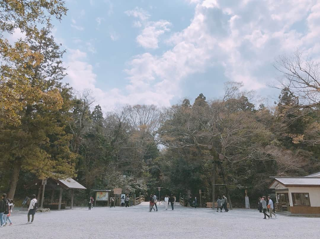 東原亜希さんのインスタグラム写真 - (東原亜希Instagram)「今年もお伊勢さん♡ . 雨予報だったけど、晴れてるうちに行けてよかった！奈良にも行って鹿ちゃんの多さに子供達最初はパニック😂 . また1年よろしくお願いします♡双子はとにかく眠くてずっと抱っこ抱っこ、、、😵😑普段歩かなすぎなので、私も良い運動になりました！」3月30日 17時25分 - akihigashihara