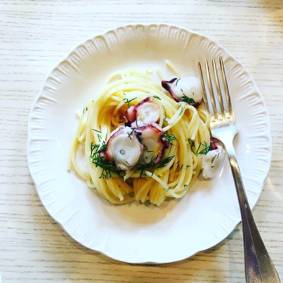 志摩有子さんのインスタグラム写真 - (志摩有子Instagram)「もりもりの前菜とメインのあとの締めはタコとレモンのパスタ。さっぱりしていながら味わい深い。しかも和えるだけの簡単さが嬉しい。お腹いっぱいなのにペロリ完食。 #料理教室 #likelikekitchen #タコとレモンのパスタ #麺スタグラム」3月30日 17時25分 - ariko418