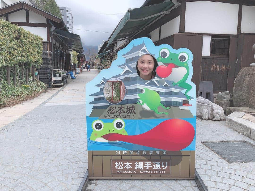 松本慈子さんのインスタグラム写真 - (松本慈子Instagram)「あったら、やっちゃうよね〜🐸 . . #松本慈子の勝手にインスタ映え100枚チャレンジ旅 #長野 #長野観光 #松本市 #松本 #松本城下町 #城下町 #かえる #縄手通り #顔パネル #naganojapan #matsumoto #076」3月30日 17時35分 - chikako_1119