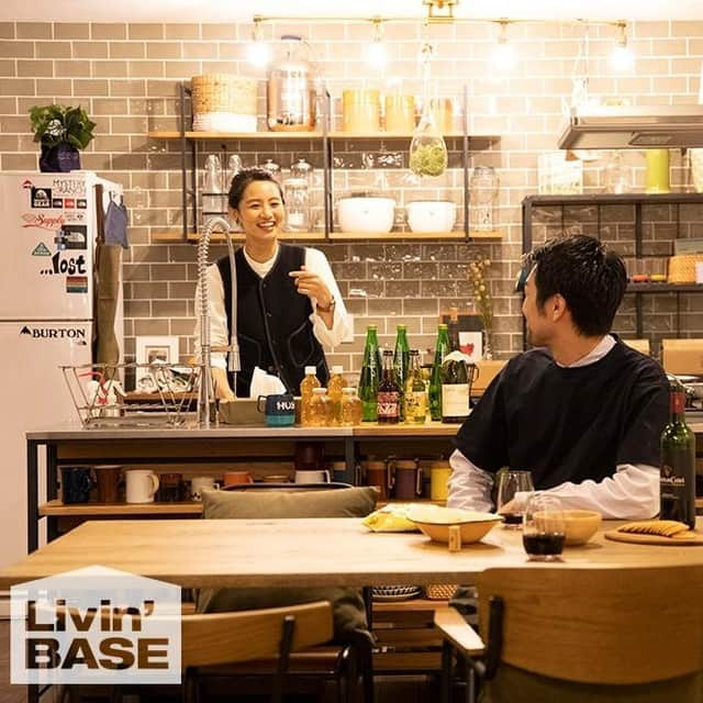 suzukuri さんのインスタグラム写真 - (suzukuri Instagram)「【GO OUTの家”Livin’ BASEの家”】⁣ ・⁣ Livin' BASEのキッチンは、ついつい長居したくなる空間です。⁣ ･⁣ 家族と料理や会話を楽しめるコミュニケーション空間。⁣ ･⁣ 充実した調理スペースがあれば、毎日の料理をより楽しい時間に変えてくれます。⁣ ･⁣ ･⁣ ただいま、広島のモデルハウスにて絶賛展示中です。⁣ ･⁣ ▶アウトドアファッション誌「GO OUT」と考えた家、「Livin' BASE」が完成！詳細はプロフィールリンクから@suzukuri.official⁣ ･⁣ ･⁣ #goout ⁣#livinbase ⁣#リヴィンベース ⁣#基地 ⁣#base ⁣#秘密基地⁣ #リビング #キッチン #インダストリアルテイスト⁣#ヴィンテージテイスト⁣#男前インテリア⁣#暮らしのアイデア⁣#暮らしを楽しむ⁣ #新モデル #企画住宅 #規格住宅 #家づくり #マイホーム #マイホーム計画中 #新築 #一戸建て #住宅 #住まい #暮らし #ライフスタイル #間取り #suzukuri⁣」3月30日 17時30分 - suzukuri.official