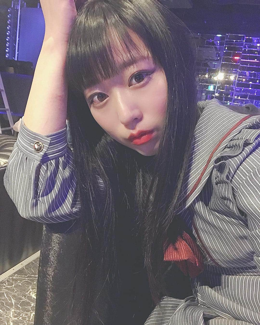 川崎芹奈のインスタグラム：「ジーカンズでのライブありがとうございました🎤💓 週末のライブは普段の生活とはまた違った楽しさがあって、毎週楽しいです😎  なにより、歌が好きだし音楽が好きなのでみんなともっともっとライブ楽しんでいけるよーにがんばるよ✊  きょうも来てくれたみんな ありがとうでした(*´ω`*)❤️ このあとは18時にヤンスナ開けます🚪  #アイドル #スナック #ママ #制服 #衣装 #黒髪ロング  #ドクタージーカンズ #ライブ #🎤 #SCRamBLE  #holiday #週末 #渋谷」