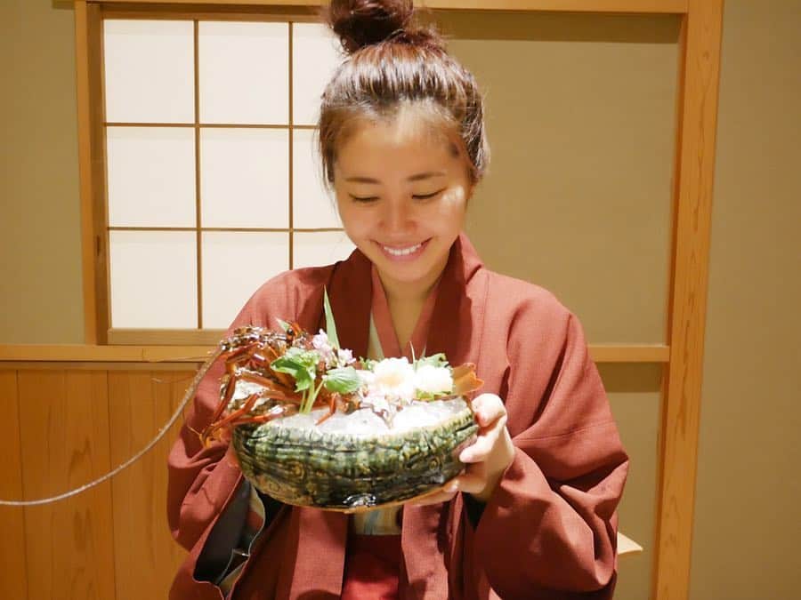 のインスタグラム：「* * 久しぶりの温泉♨️ 熱海市網代の山龢に行ってきたよ🐱🌼 素敵なお部屋と美味しいお料理で幸せいっぱい❤ 伊勢海老さんと🦐💕 * #japan #shizuoka #atami #onsen #sanga #熱海  #網代 #温泉 #山龢」