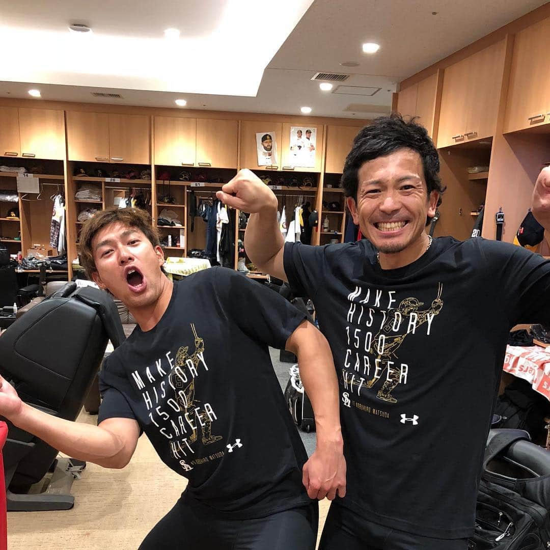 松田宣浩さんのインスタグラム写真 - (松田宣浩Instagram)「1500安打記念Ｔシャツ‼️今日のヒーローギータ会長と‼️‼️」3月30日 17時33分 - match___3