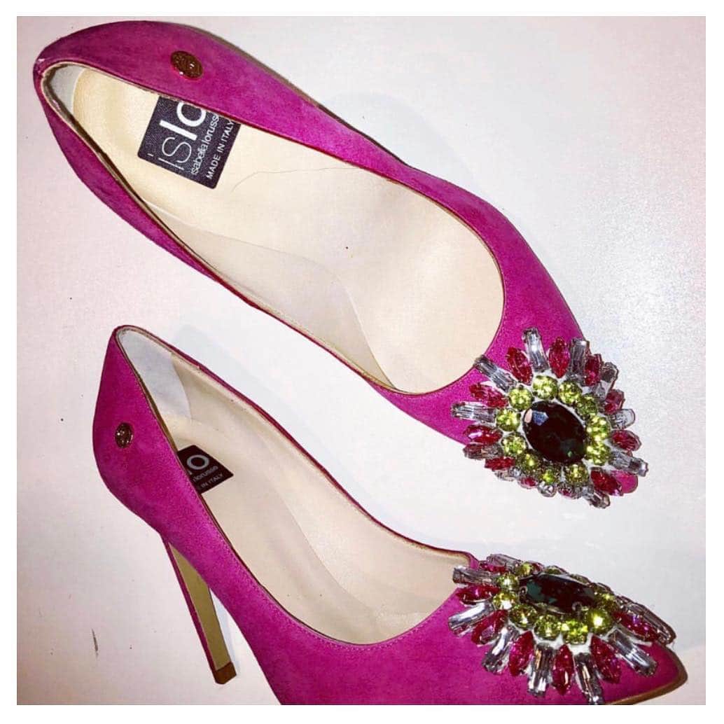 のインスタグラム：「#islo #isloisabellalorusso #isloshoes #shoes #pumps #heels #tacchi #highheels #suede #details #gioiello #jewel #fucsia #shoesoftheday #shop #shopping #negozio #rivenditore #fashion #style #alabama #shoponline #shoppingonline #madeinitaly #staytuned」