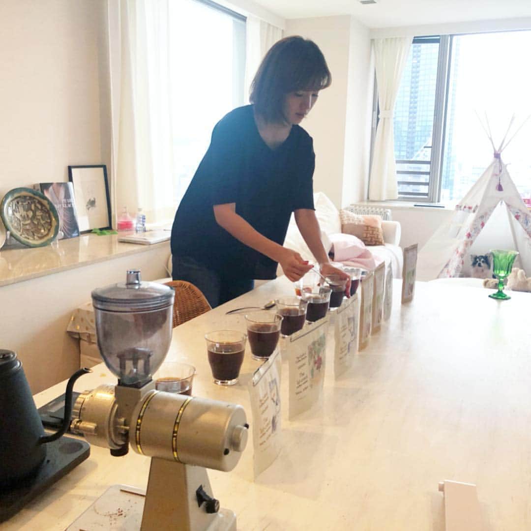 廣瀬規子のインスタグラム：「コーヒー☕️カッピング中。。。 * 今日は @1st.crack.coffee.roaster の珈琲を。お気に入り見つけた！🤗 * #coffee #珈琲 #コーヒー #coffeeholics  #珈琲大好き #コーヒーがない人生なんて #考えられないぜ☕️ #のりことコーヒー」