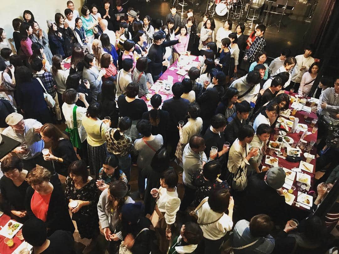MONKEY MAJIKさんのインスタグラム写真 - (MONKEY MAJIKInstagram)「大阪ファンミーティングも熱気に満ちています💨  メンバーを探せ👀状態‼️ みなさん、どこにいるかおわかりですか⁉️ #monkeymajik #モンキーマジック」3月30日 17時36分 - monkeymajik_official