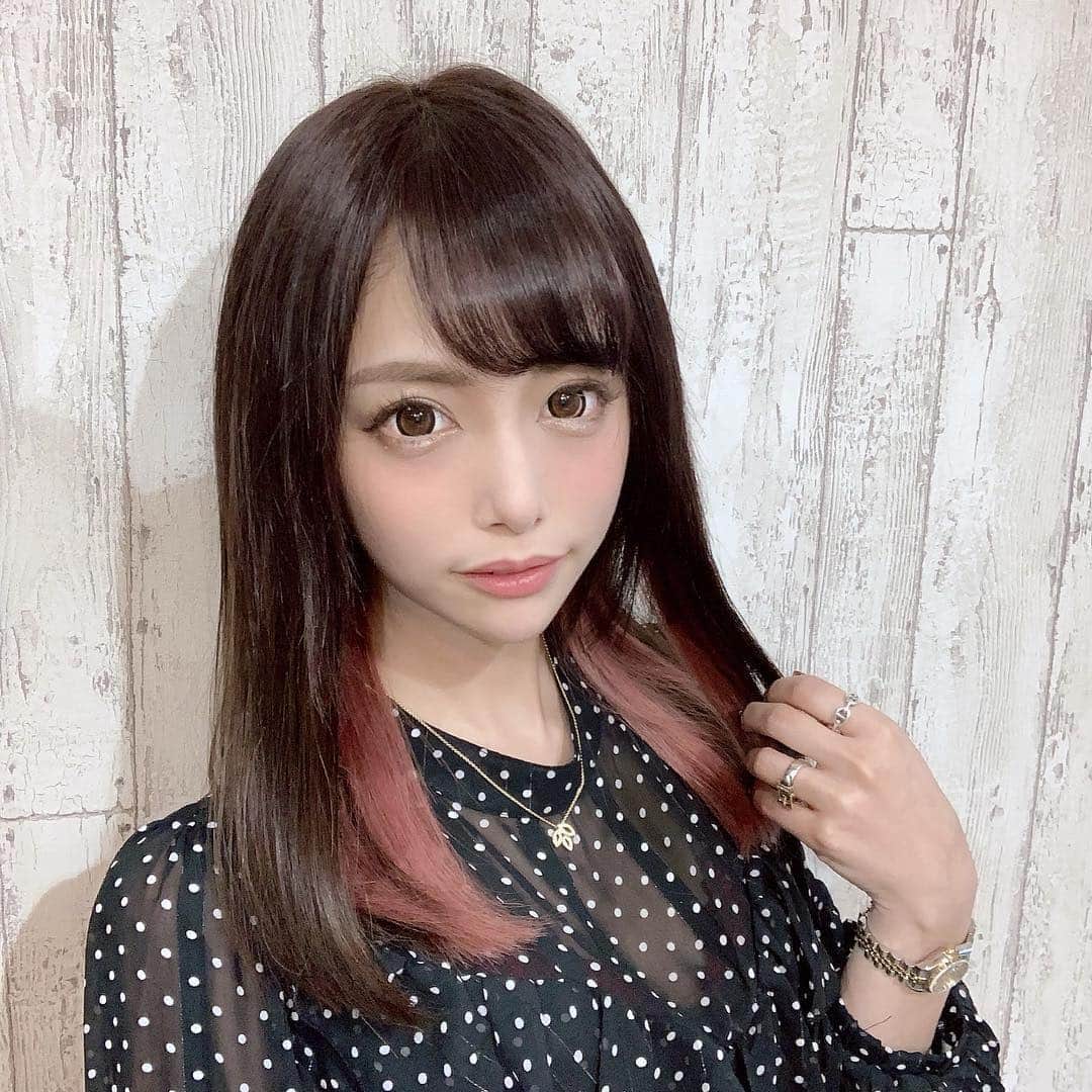 のインスタグラム：「飽き性すぎる私は2週間に一度美容院へ😈❣️ 今回は黒髪いんなんからー！ ピンクは好きだから残したよん💕 かずやさん( @lapis_kazuya )いつもありがと☺️✰ ． #セミロング #インナーカラー #lapis #今だけ黒髪」