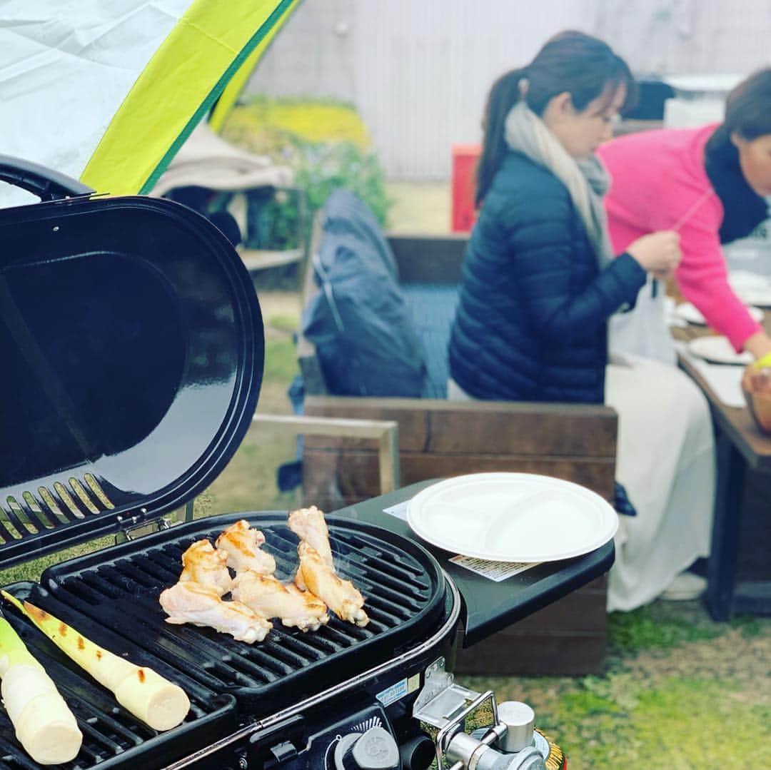 坂田陽子さんのインスタグラム写真 - (坂田陽子Instagram)「お花見シーズンなのに、 屋上BBQ😂 ・ 映えスポットで少しでもお花見気分満喫。 ・ それにしても今日は寒かった💦 ・ ・ そして！ 人生で初めて‼️ 同性同名の「坂田陽子」ちゃんに会えた日😆‼️しかも地元一緒‼️笑 ・ ・ #都会の農園バーベキューテラス  #屋上bbq #手ぶらbbq #bbq #大人bbq #素材命 #焼き手命 #bbq侍」3月30日 17時52分 - yokosakata