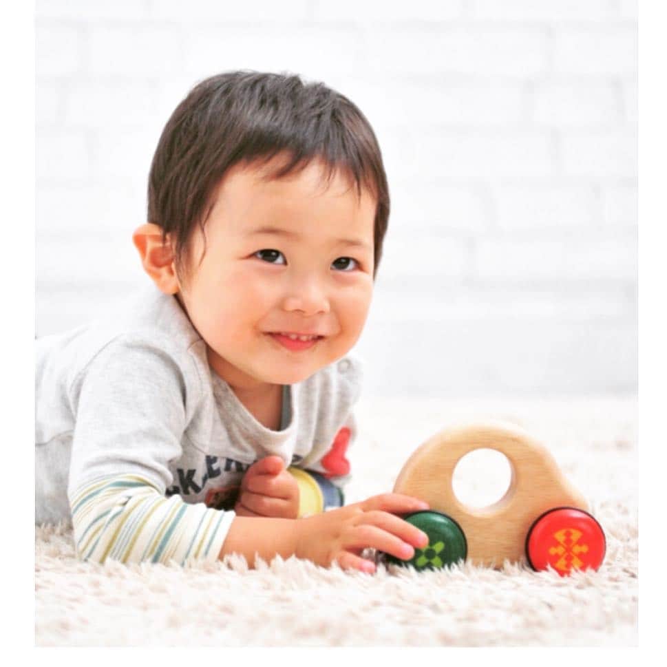 kidzoo+のインスタグラム：「小さなお子様の手でも持てるように、中央に穴が開いてあるのでしっかり握って押すことができます。車を押すとタイヤがユニークな回転をするようにデザインされています。  Voila(ボイラ)：ボイラの木のおもちゃは、子ども達の想像力を育み、心身の成長を促す事を目的にデザインされています。1981年設立以来、国内外で数々の賞を受賞しています。 —————————————————————— 【S105N ロールンロール】—————————————————————— 商品の詳細はプロフィールのURLからご覧いただけます！ ☛ @kidzooplus  #知育玩具 #木製玩具 #手押し車 #ミニカー #ボイラ社 #誕生日プレゼント #出産祝い #贈り物 #名古屋市名東区 #kidzooplus」
