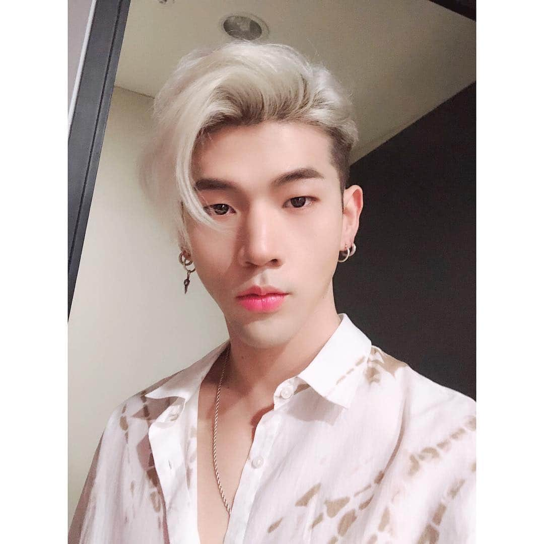 K.A.R.Dさんのインスタグラム写真 - (K.A.R.DInstagram)「[#KARD] 우리 히든카드♥️ 즐거운 주말 보내세요💣 . #BM #JSEPH #SOMIN #JIWOO #KARD #KARD_밤밤_Bomb_Bomb」3月30日 17時48分 - official_kard