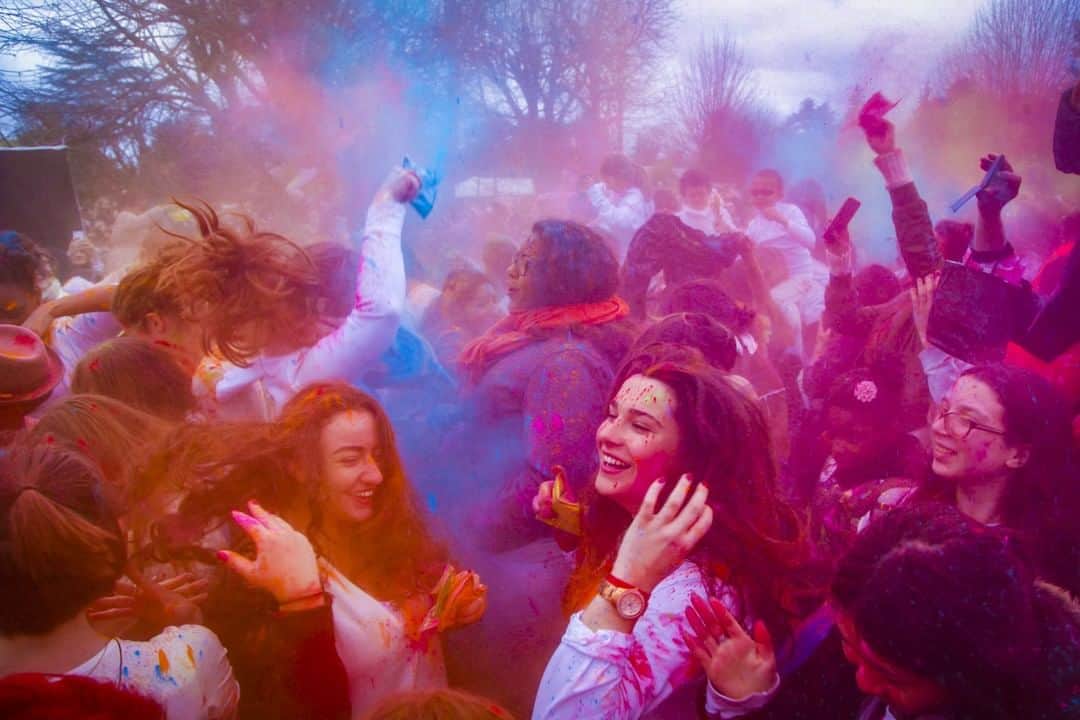 LVMHさんのインスタグラム写真 - (LVMHInstagram)「Holi, the Festival of Colors, is back at the @jardindacclimatation The most colorful festival of the Indian world is back at the @jardindacclimatation! Come celebrate Holi on March 31, around the show "The Color of Time". Come dance at this big Indian celebration! See you at the Jardin d’Acclimatation, next Sunday from 10am to 7pm! _ © F.Grimaud _ #Holi #HoliAuJardin #JardindAcclimatation #LVMH」3月30日 18時00分 - lvmh
