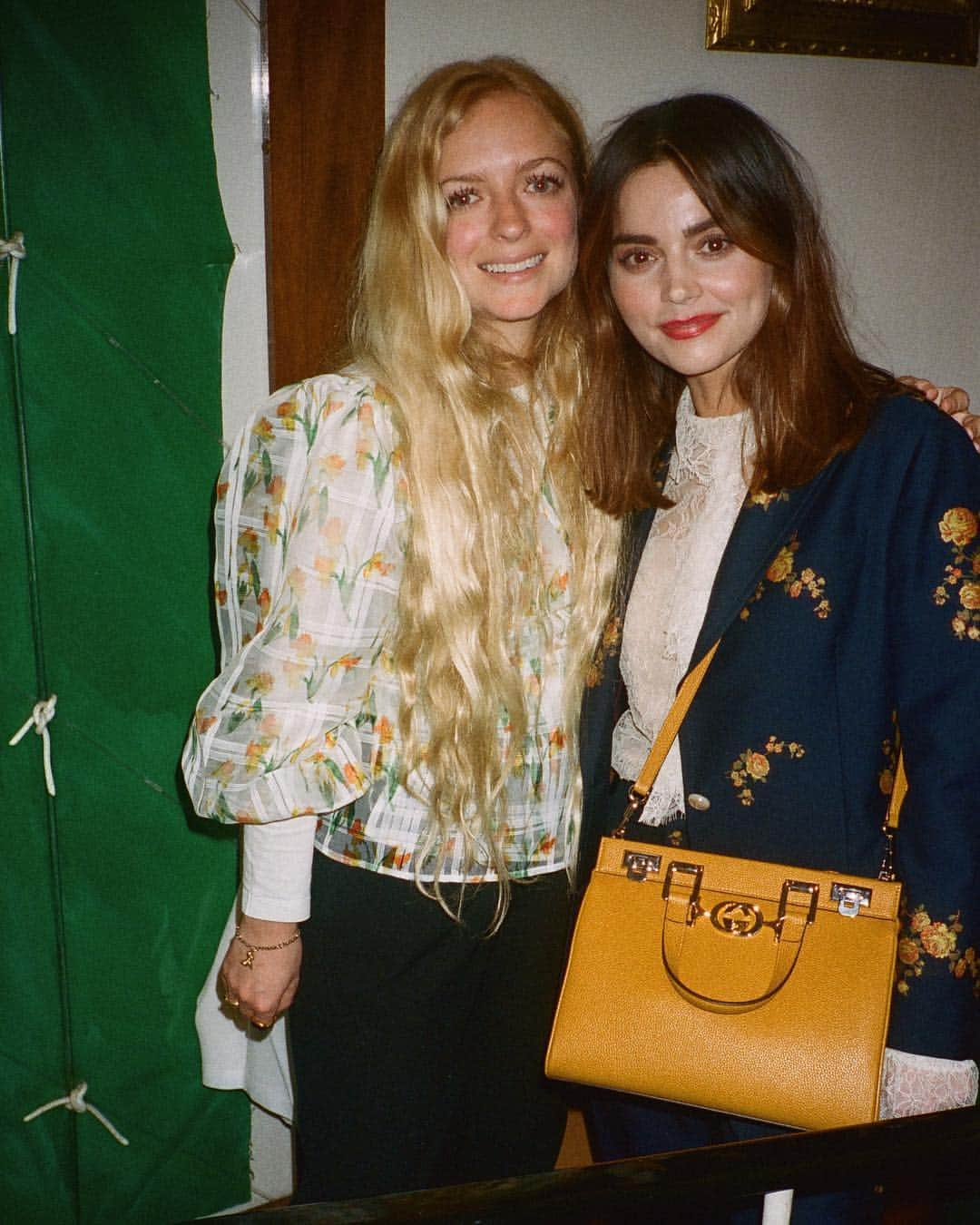 グッチさんのインスタグラム写真 - (グッチInstagram)「Captured at a dinner for the #GucciZumi bag by @alessandro_michele, poet @alaskalynch, who performed his poetry earlier in the evening at an event inside the Sloane Street store in London. #AlessandroMichele Discover an interview with Zumi Rosow @fangusz666, the namesake of the bag, through link in bio.  Photo by @billaltaright」3月30日 17時56分 - gucci