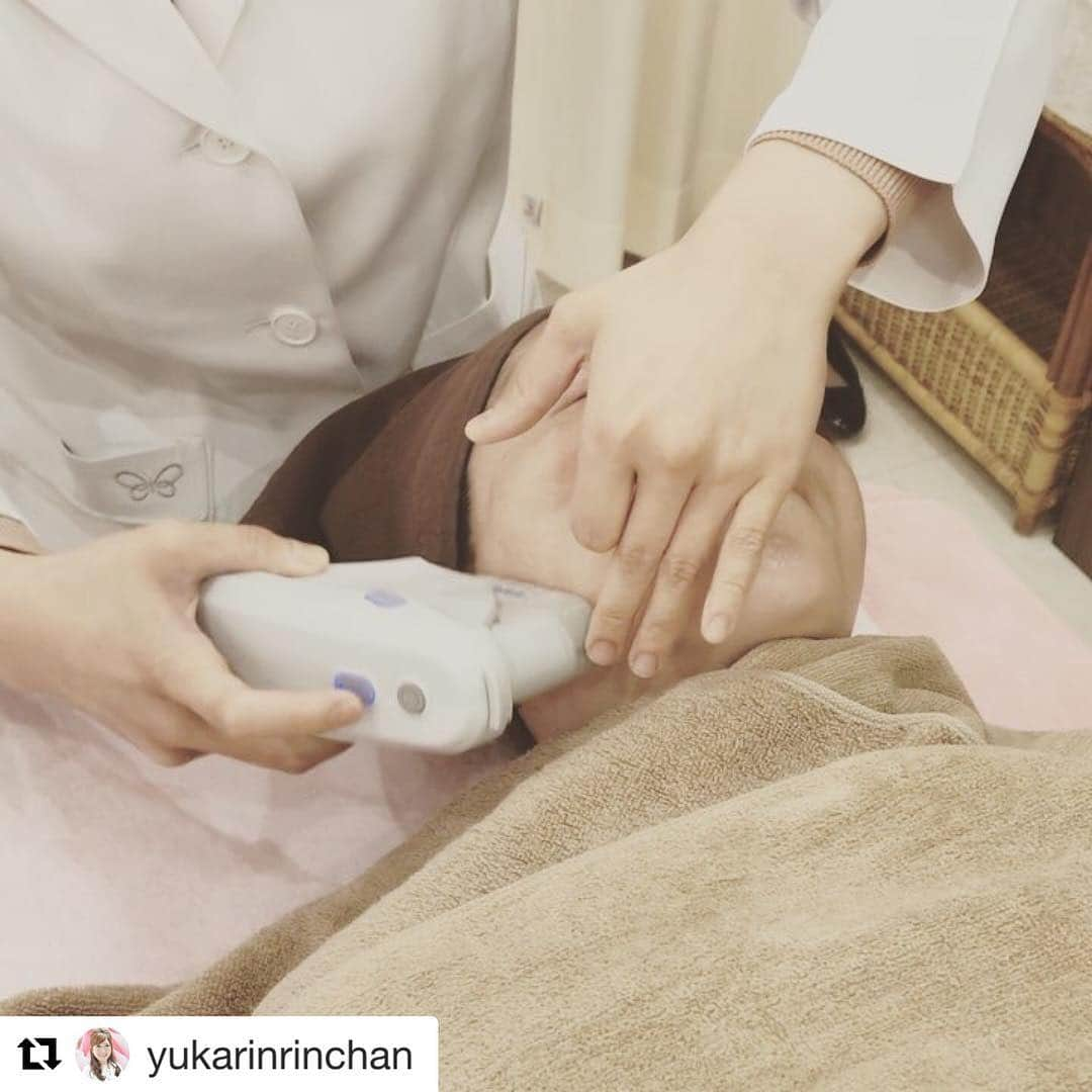 高須クリニック栄院さんのインスタグラム写真 - (高須クリニック栄院Instagram)「#Repost @yukarinrinchan with @get_repost ・・・ ウルセラシステム&サーマクールFLXのコンビ✨ 同日、重ねて照射しても、痛みも赤みもなく、直後からハリ感とリフトアップ効果がわかります🤗💖✨✨ サーマクールFLXは、本当に痛くなくて、いままでと全然ちがう💕 #高須クリニック#皮膚科#美容皮膚科#美容整形#たるみ#リフトアップ#小顔#顔痩せ#藤田ゆかり#藤田ユカリ#モニター#モニター募集#切らないリフトアップ#ウルセラ#ウルセラシステム#HIFU#超音波#サーマクールflx#高周波#美容レーザー#症例#美容好き#綺麗になりたい#美魔女#美人#美容 【価格(平成31年3月25日現在)】 ウルセラシステム(保険適用外の自由診療による治療になります) ・顔全体（額の外側、こめかみ、目尻、目の下、頬、フェイスライン）：40万円(税別) ・顔全体+顎裏～首上部（額の外側、こめかみ、目尻、目の下、頬、フェイスライン、顎下、首の上部）：60万円(税別) ・顎裏～首上部（顎下、首の上部）：30万円(税別) サーマクールFLX (保険適用外の自由診療による治療になります) ・額:20万円 ・顔全体:35万円 ・首:25万円(税別) ウルセラ後3ヶ月以内のサーマクールFLX ・顔全体:25万円 ・顔全体+首:40万円(税別) 本症例は、ウルセラ&サーマクールFLX(ウルセラ後3ヶ月以内)合計65万円(税別)の目隠しモニター30%off 45万5千円(税別)です。 《ウルセラシステムやサーマクールFLXにより予想される副作用》 ・照射後の皮膚の発赤、ほてり →保冷剤で冷やし数分～数十分程度で引いていきます。 ・軽度の筋肉痛が１～2週間程度生じることがあります。 ・熱傷 →細心の注意を払って治療しますが、万が一症状が出た場合には早急に適切な対処を行います。」3月30日 17時56分 - takasuclinic_sakae