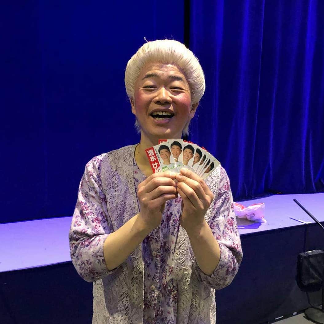 清水けんじさんのインスタグラム写真 - (清水けんじInstagram)「ただいま西梅田劇場では終演後に私がハイタッチでお客様をお見送りさせていただいてます(^^) ハイタッチしてくれた人には清水けんじ特製ステッカーをプレゼント！ これを機に皆さん西梅田劇場にお越しくださいませ！  #清水けんじ #おしみさん #もらった方 #シールよく見て #メイク塗りすぎて #顔と首の色全然違うから #はりきりすぎた」3月30日 17時56分 - shimiken716