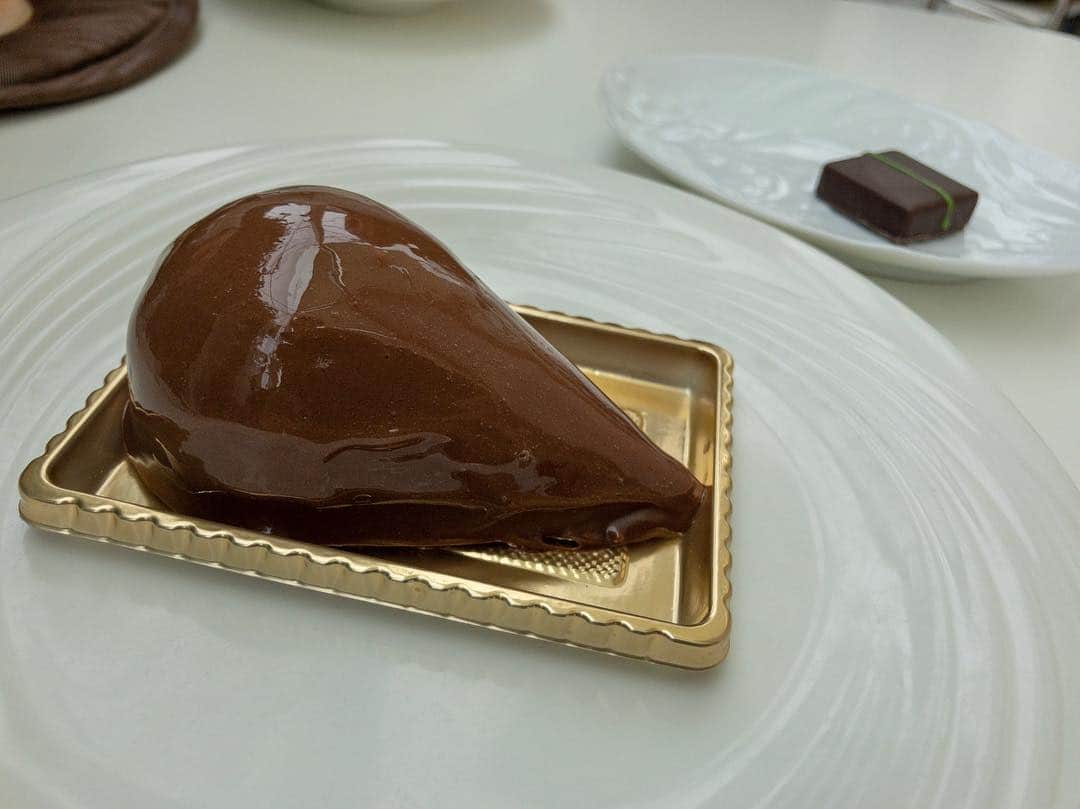gd2dgのインスタグラム：「涙のしずく 甘すぎず美味しかった  #パティシエイナムラショウゾウ  #日暮里 #chocolate #チョコレート #chocolatier」
