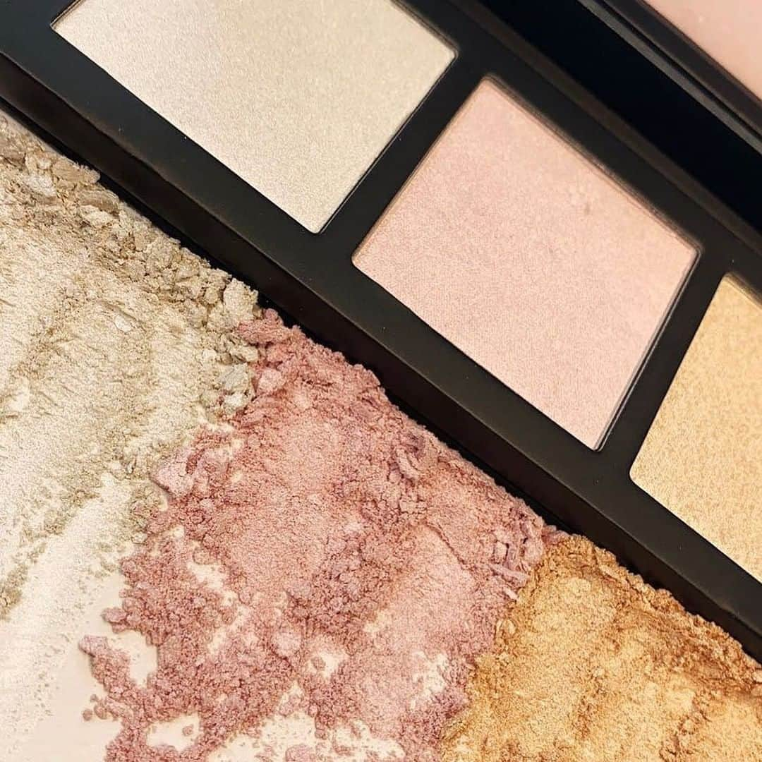 M•A•C Cosmetics Franceさんのインスタグラム写真 - (M•A•C Cosmetics FranceInstagram)「M·A·C - HYPER REAL GLOW ✨ Avez-vous déjà testé nos palettes de highlighters ? Découvrez la palette Hyper Real Glow en teinte "Get Lit" comprenant 3 highlighters avec une formule poudre ultra-crémeuse ! Alors, qui a envie de tester maintenant et d'avoir un glow de rêve ? 😉 Crédit photo : @maccosmeticstaiwan #maccosmetics #maccosmeticsfrance #machyperrealglow #hyperrealglow #glow #highlighter #glowymakeup」3月30日 18時00分 - maccosmeticsfrance