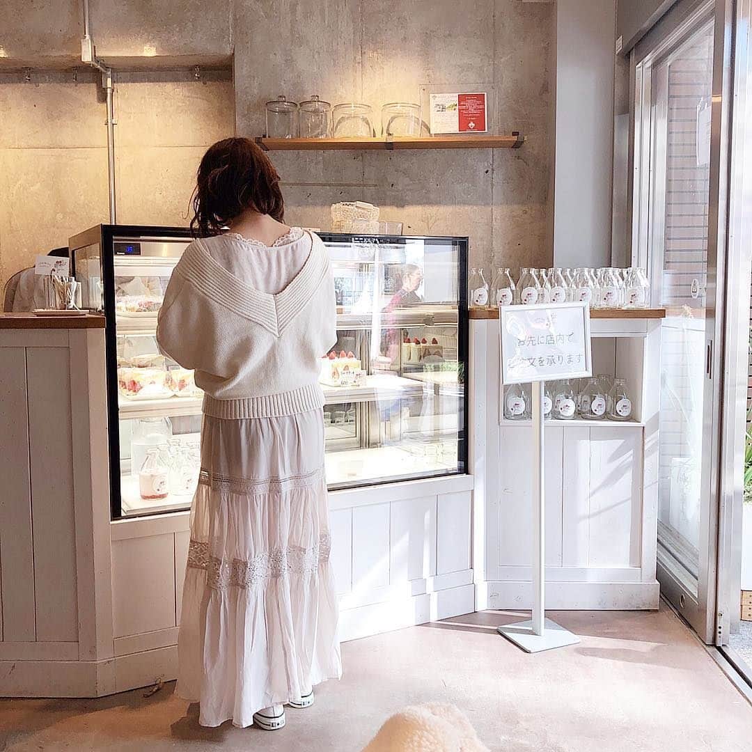 RiLiさんのインスタグラム写真 - (RiLiInstagram)「. 毎週土曜日のトピックスは フォロワーさん参加企画🎉 今回のテーマは「 #ワンピース」 応募写真の中から、素敵な作品を一部ご紹介するよ🎀 . . 次回の募集テーマは ストーリーハイライトを見てね:👀 . 気になるトレンドを毎日更新💖 知りたい情報やタレコミがあったらコメントでリクエストしてね！ ． ❣ ❣ ❣ ❣ ❣ サイトやSNSで掲載させていただくお写真募集中😘📸 かわいいコーデやアイテム、注目スポットなどが撮れたら、@rili.tokyo  をタグ付けて投稿❗ ． Special Thanks💋 Photo by @9ichan_ @tam_happy_ @iamhiroka @ss31on @_oohmayu94_ @tomomomomomomomo0202 @kaa_oo.02 @angel_pinkdoll @honey_pink_ @y_s04 ． #春 #春コーデ #ワンピース #ロングワンピース #花柄ワンピ #白ワンピ #レースワンピ #シミラールック #シミラーコーデ #ドットワンピ  #シフォンワンピ #古着コーデ #韓国ファッション #おしゃれさんと繋がりたい #お洒落さんと繋がりたい #古着好きな人と繋がりたい #韓国好きな人と繋がりたい #ファッション」3月30日 18時00分 - rili.tokyo