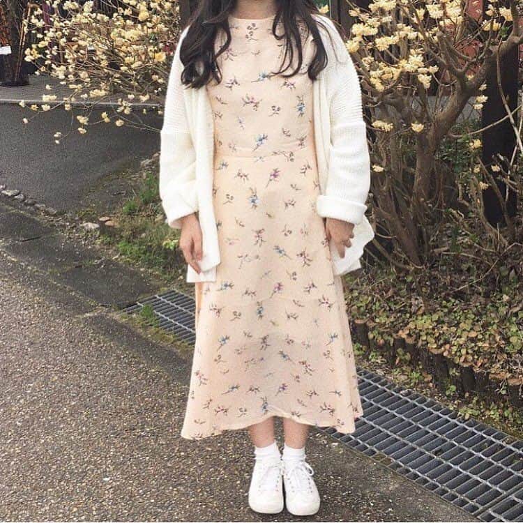 RiLiさんのインスタグラム写真 - (RiLiInstagram)「. 毎週土曜日のトピックスは フォロワーさん参加企画🎉 今回のテーマは「 #ワンピース」 応募写真の中から、素敵な作品を一部ご紹介するよ🎀 . . 次回の募集テーマは ストーリーハイライトを見てね:👀 . 気になるトレンドを毎日更新💖 知りたい情報やタレコミがあったらコメントでリクエストしてね！ ． ❣ ❣ ❣ ❣ ❣ サイトやSNSで掲載させていただくお写真募集中😘📸 かわいいコーデやアイテム、注目スポットなどが撮れたら、@rili.tokyo  をタグ付けて投稿❗ ． Special Thanks💋 Photo by @9ichan_ @tam_happy_ @iamhiroka @ss31on @_oohmayu94_ @tomomomomomomomo0202 @kaa_oo.02 @angel_pinkdoll @honey_pink_ @y_s04 ． #春 #春コーデ #ワンピース #ロングワンピース #花柄ワンピ #白ワンピ #レースワンピ #シミラールック #シミラーコーデ #ドットワンピ  #シフォンワンピ #古着コーデ #韓国ファッション #おしゃれさんと繋がりたい #お洒落さんと繋がりたい #古着好きな人と繋がりたい #韓国好きな人と繋がりたい #ファッション」3月30日 18時00分 - rili.tokyo