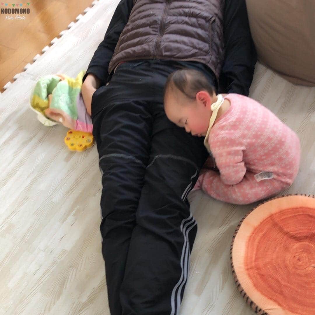コドモノ！写真部さんのインスタグラム写真 - (コドモノ！写真部Instagram)「🕊💕 今回ご紹介するのは @ishihiro0517 さんのお写真です。 . パパの足に頭を乗せて いつのまにか一緒にお昼寝😴 . @ishihiro0517 さん「#コドモノ」のハッシュタグ付けありがとうございました。 . .  お子様のカワイイ姿、面白い瞬間、なんとも言えない表情などなど毎日募集中！@kodomono_photoをフォローの上、#コドモノ をつけて投稿してください💕 素敵な写真や動画はコドモノ！写真部がフィーチャーさせていただきます。 . 🍼画像や動画は投稿者様に許諾を得てコドモノ！写真部に掲載しています。ご本人以外の無断転載はお控えください。 . . ▼▽▼投稿毎日募集中▼▽▼ . #赤ちゃん #生後9ヶ月 #女の子ベビー #babygirl #0歳 #赤ちゃんのいる生活 #赤ちゃんのいる暮らし #パパ #パパと #家族 #お昼寝」3月30日 18時10分 - kodomono_photo