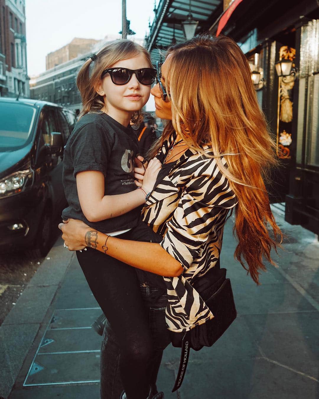 ルー・ティーズデールのインスタグラム：「Must accept she’s as big as me and doesn’t want carrying around and kissing like a baby anymore 🤱🏼」