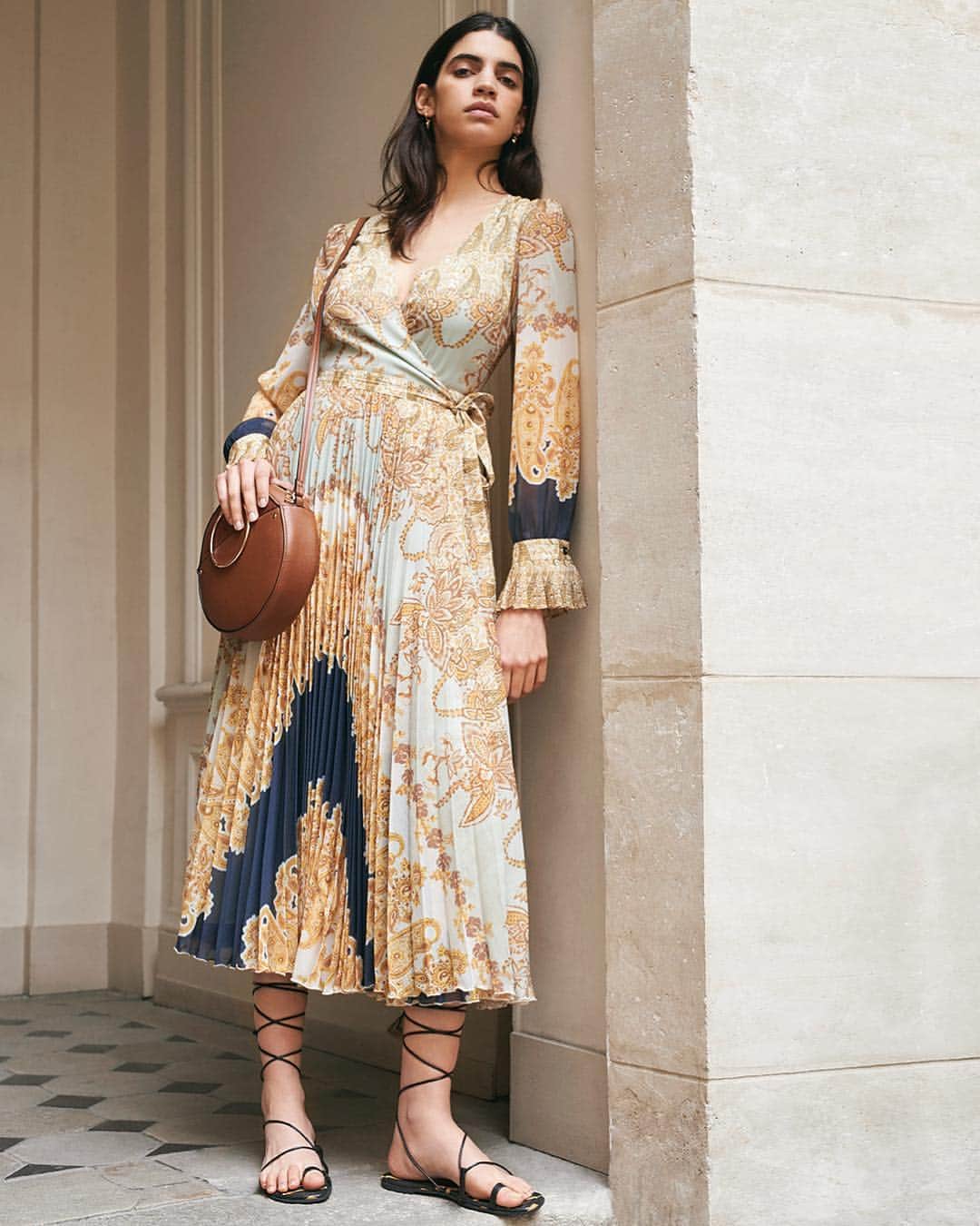 H&Mさんのインスタグラム写真 - (H&MInstagram)「HOW TO WEAR BROCADE | This elegant yet trendy look is all about the print. Opt for natural makeup and minimal accessories. Full focus on the dress please! Read the full story on hm.com/magazine. #HMMagazine  Dress: 0759070008 Bag: 0732386001」3月30日 18時04分 - hm