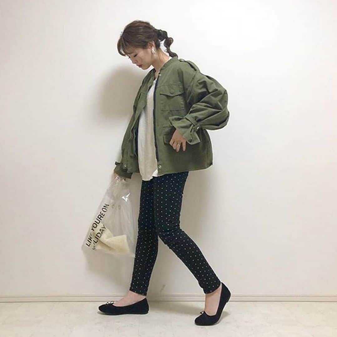 DHOLIC SNAPさんのインスタグラム写真 - (DHOLIC SNAPInstagram)「@223.ceさんの#dholicsnap📷⁣ ———————————————————⁣ OUTER：@dholic_official⁣ 【LADIES】⁣ #ストラップスリーブミリタリージャケット・全1色⁣ ￥6,966(税込)⁣ ———————————————————⁣ @223.ceさんステキに着こなしていただき⁣ ありがとうございます👏🏻⁣ みなさんもぜひ#dholicsnap を付けて⁣ コーデ投稿してくださいね！⁣ ———————————————————⁣ #DHOLIC#dholicism#fashion#ootd⁣ #プチプラコーデ#今日のコーデ⁣ #春コーデ#ミリタリージャケット#ミリタリー」3月30日 18時05分 - d_by_dholic