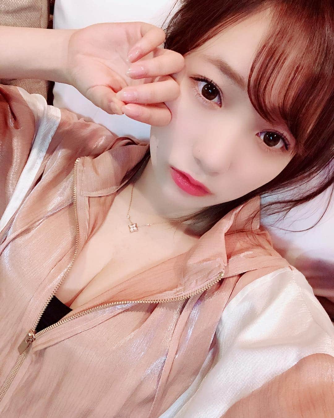 のインスタグラム：「自撮りのインスタ活動 ZARAで買ったかわいーパーカー 気に入ったー 明日はお台場でーす 今日このえちえちな服着た動画あがります  #京佳 #インスタ活動 #グラビア #gravure #ootd  #japanesegirl  #大胸 #ぶっとび #タグ付け #いえーい #ねむっっっ #おにねむい #どーするよ #フォロワー増やしたい #YouTube #あげました #みてね #おやすみ」