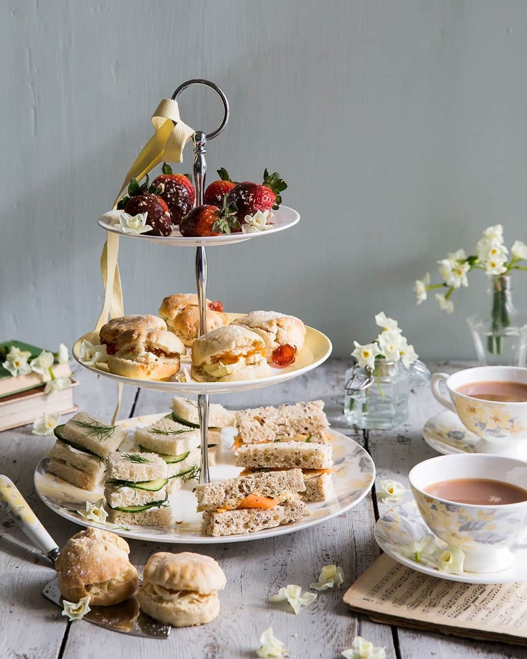 のインスタグラム：「Looking to truly spoil Mum tomorrow? It's not too late to prepare something special! Discover @catherine_frawley's recipe for the perfect homemade afternoon tea on our blog, guaranteed to make her smile」
