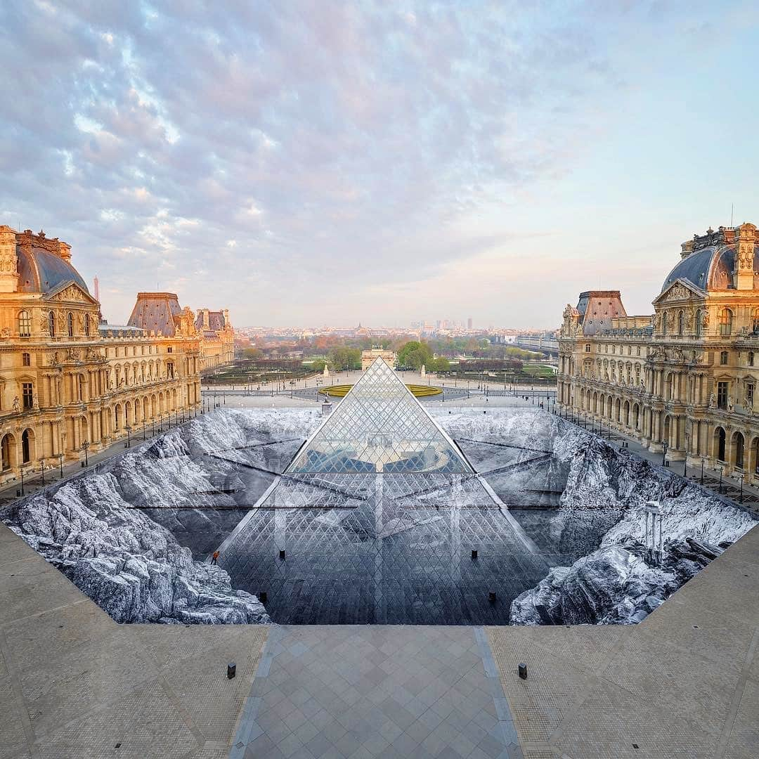 ジェイミー・オリヴァーさんのインスタグラム写真 - (ジェイミー・オリヴァーInstagram)「My friend @JR never ceases to amaze and surprise me look at this guys at the Paris Louvre @jr Come discover the Great Pyramid @museelouvre this week end ! Thanks to the 400 hundreds volunteers who helped us paste all week the 2000 strips of paper」3月30日 18時17分 - jamieoliver