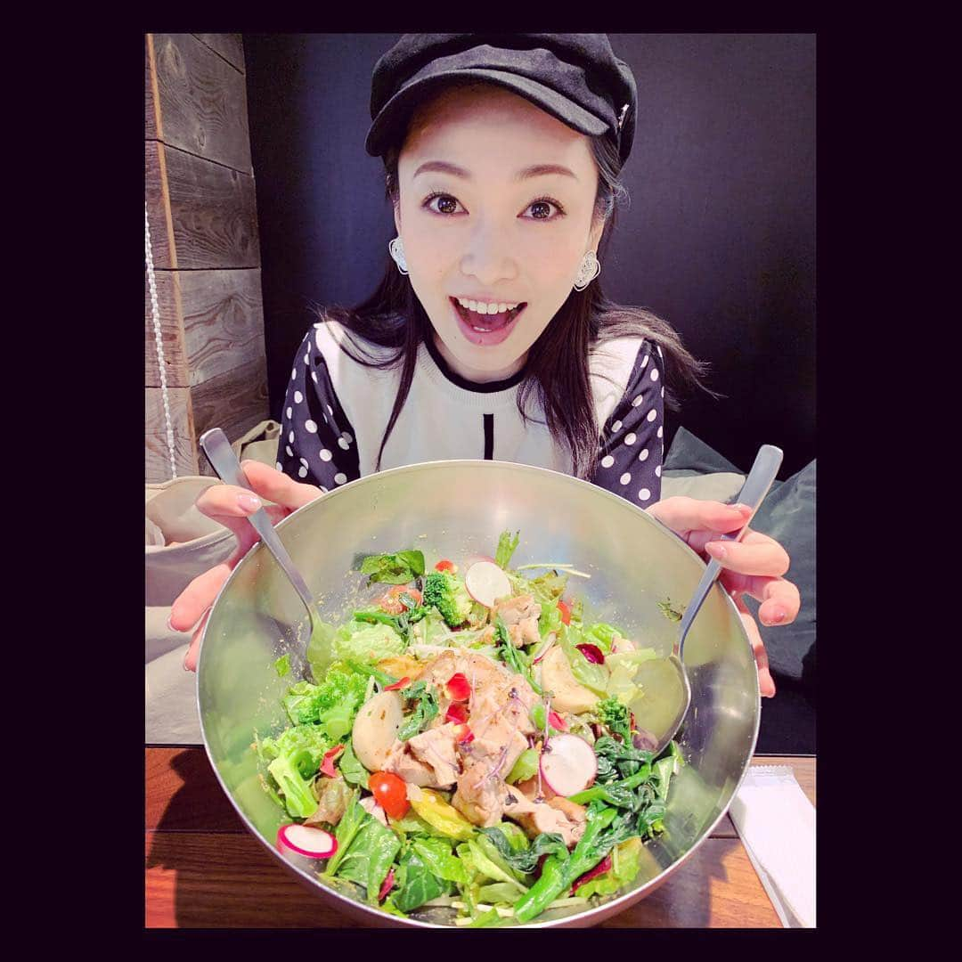 西田あいさんのインスタグラム写真 - (西田あいInstagram)「おっきい😲 ・ #筋肉食堂 #季節の野菜とグリルチキンのサラダ #ボウルでかっ #サラダ多っ #食べ切れなかった😢」3月30日 18時27分 - nishidaai