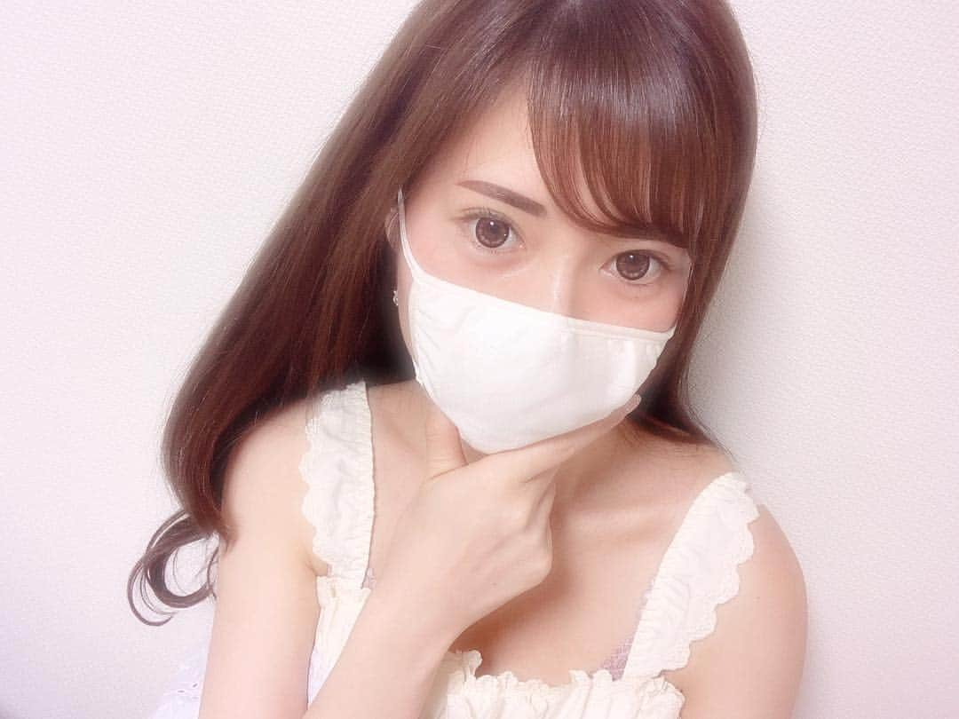 さわいえりさんのインスタグラム写真 - (さわいえりInstagram)「😷💕 マスクつけると可愛く見える法則♪  イメージモデルをしてる シルク製品ブランド《肌清》さまの シルク100%の「シルクナイトマスク」着用しています✨  私は少しハスキーボイスで喉を痛めやすいので、 潤いをキープすることが必要不可欠です。  また、私は肌に優しくないと肌荒れしやすいので、 素材にも拘りがあります。 こちらは、ニットシルクで柔らかで、 とても着け心地が良いのです。  移動中や寝る時など、上質で艶やかな肌触りの、 お肌にも喉にも良いシルクマスクは欠かせません🌸  洗って何回でも使えてエコです⭐︎ お仕事で素敵な商品に出会えて本当に嬉しい😊  https://k-silk.com/ ・ ・ ・ ・ ・ ・ ・ ・ ・ ・ ・ ・ #肌清#シルクマスク#シルクナイトマスク#絹#ハスキーボイス#マスク#美容好きな人と繋がりたい#美意識高い人と繋がりたい#美肌#綺麗になりたい#綺麗#肌に優しい #モデル#撮影モデル#イメージモデル#シルク#シルク製品#美容#美意識#綺麗になりたい#京都#京都シルク化工」3月30日 18時28分 - beauty_eri7