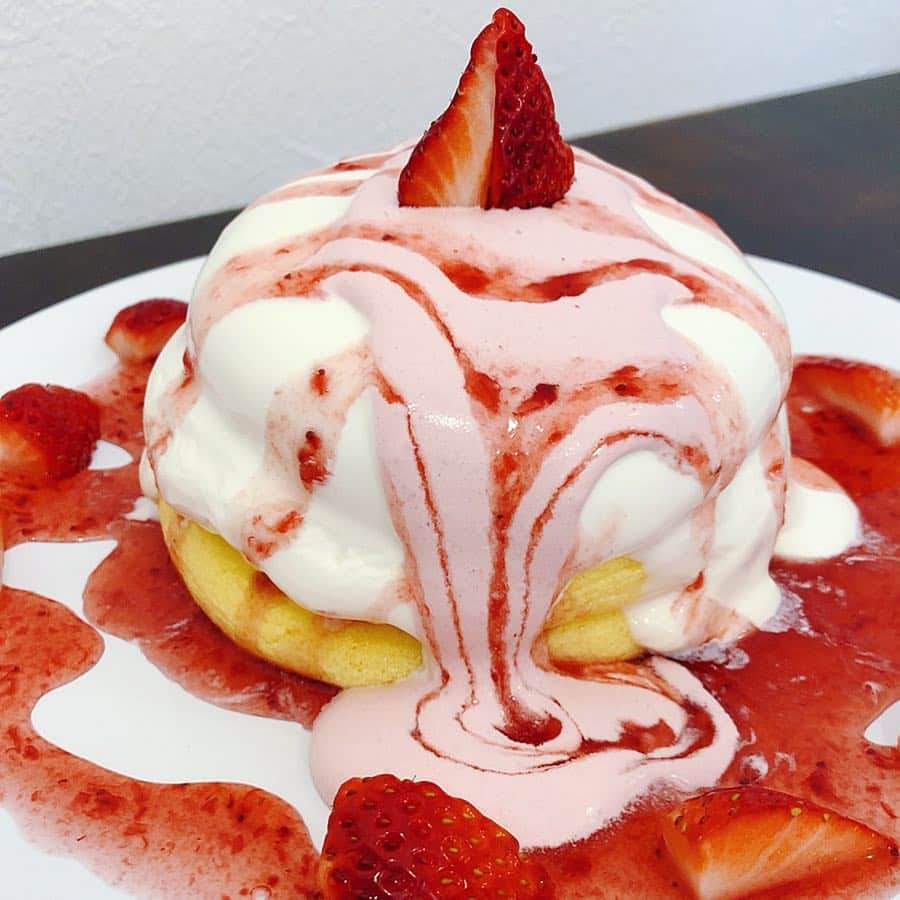 のインスタグラム：「いちごミルクパンケーキ😆🍓🍓🥛🥞なだれ感が嬉しすぎる〜ん ・ ・ →3枚め動画) 卵白多めふわっふわ〜 見た目ほど甘くないです ・ ・ #パンケーキ#ホットケーキ#スフレ#ケーキ#和三盆#スフレパンケーキ#いちご#イチゴ#いちごスイーツ#苺#いちごショートケーキ#いちごショート#ケーキ#いちごのショートケーキ#ショートケーキ#ケーキ#いちご🍓#🍓#里井真由美#1級フードアナリスト里井真由美#ホテルスイーツ#デパ地下スイーツ#フルーツ#さといいね」