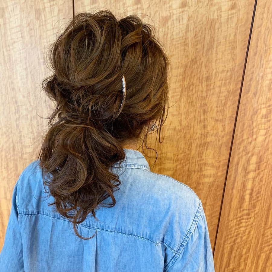YU-U（工藤由布）さんのインスタグラム写真 - (YU-U（工藤由布）Instagram)「♡party hair♡ 先週はシニヨンにしたから今日は華やかポニーで☻ 毎週会えて幸せだった〜💕 ・・・ #ヘアアレンジ #uアレンジ #華やかポニー #結婚式 #パーティーアレンジ #お呼ばれヘア #wedding #weddinghair #partyhair #bridalhair」3月30日 18時26分 - nyan22u22nyan