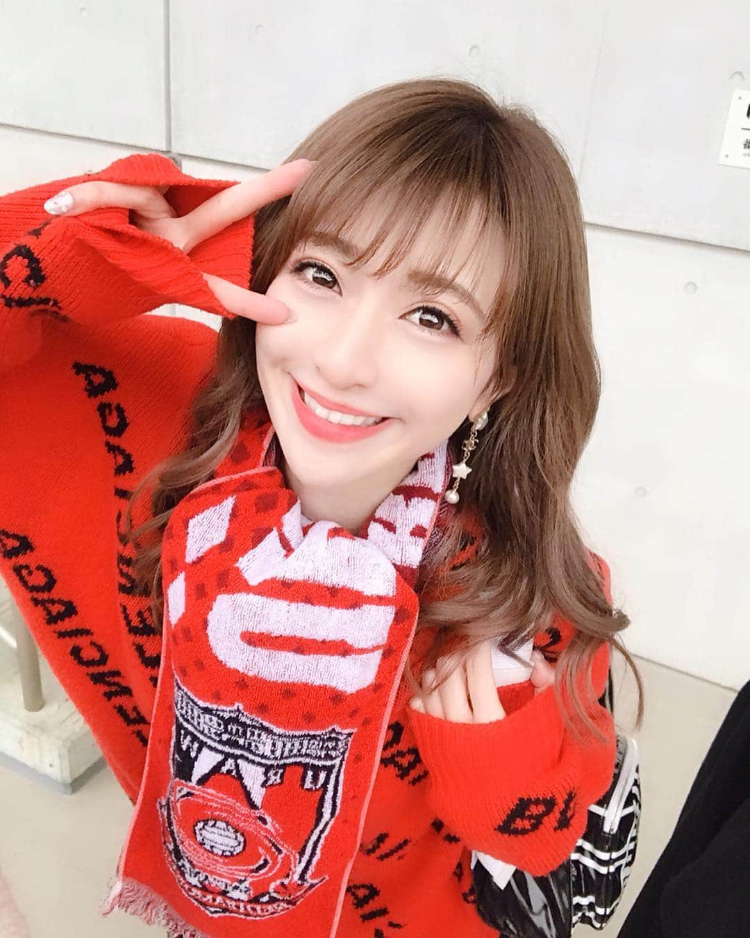 新部宏美さんのインスタグラム写真 - (新部宏美Instagram)「❤️⚽️❤️⚽️❤️⚽️❤️⚽️❤️⚽️❤️ * スポーツの季節がやってきた🥳 * アディショナルタイムの最後の最後で同点ゴールがきまりすごく盛り上がったよー👩‍❤️‍💋‍👩✨✨ 雨女くぼがいるから天気予報を事前にチェックして雨に怯えてたけど（笑）てるてる坊主作ったおかげで雨も降らなかったし楽しかったなー😍❣️ * * * #浦和レッズ#埼玉#埼スタ#レッズコーデ#ぴろくぼ#スポーツ観戦#サッカー観戦」3月30日 18時30分 - piromin_1202