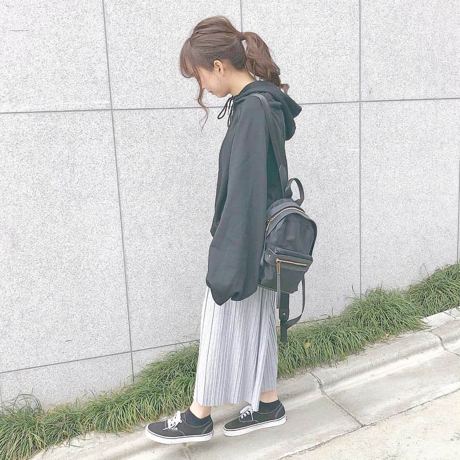 haruさんのインスタグラム写真 - (haruInstagram)「ㅤㅤㅤㅤㅤㅤㅤㅤㅤㅤㅤㅤㅤ ㅤㅤㅤㅤㅤㅤㅤㅤㅤㅤㅤㅤㅤ ㅤㅤㅤㅤㅤㅤㅤㅤㅤㅤㅤㅤㅤ #ootd ㅤㅤㅤㅤㅤㅤㅤㅤㅤㅤㅤㅤㅤ 🐻さんとシミラーコーデ☺💕 ㅤㅤㅤㅤㅤㅤㅤㅤㅤㅤㅤㅤㅤ グレー × ブラック × リュック × Vans ㅤㅤㅤㅤㅤㅤㅤㅤㅤㅤㅤㅤㅤ スカートはウエストが少しゆるくて丈が長めだったので 1つおってはいてます😂💓 トップスをオーバーサイズにすると可愛い☺ ㅤㅤㅤㅤㅤㅤㅤㅤㅤㅤㅤㅤㅤ ㅤㅤㅤㅤㅤㅤㅤㅤㅤㅤㅤㅤㅤ お洋服の詳細はWEAR見ていただけたら嬉しいです😖🌸 ㅤㅤㅤㅤㅤㅤㅤㅤㅤㅤㅤㅤㅤ ❤︎ tops : #grl ❤︎ skirt : #fifth @fifth_store ❤︎ bag : #editsheen ❤︎ shoes : #vans ㅤㅤㅤㅤㅤㅤㅤㅤㅤㅤㅤㅤㅤ  ㅤㅤㅤㅤㅤㅤㅤㅤㅤㅤㅤㅤㅤㅤㅤㅤㅤㅤㅤㅤㅤㅤㅤㅤㅤㅤ コメントのお返事、夜させてくださいっ☺💕 いつもありがとうございます🙇‍♀️𓂃 𓈒𓏸 ㅤㅤㅤㅤㅤㅤㅤㅤㅤㅤㅤㅤㅤ #fifthtl#フィフス#グレイル#エディットシーン @editsheen_store #ポケットデザインリュック#bag#バッグ#プチプラ #harucd ㅤㅤㅤㅤㅤㅤㅤㅤㅤㅤㅤㅤㅤ」3月30日 18時44分 - __haru3