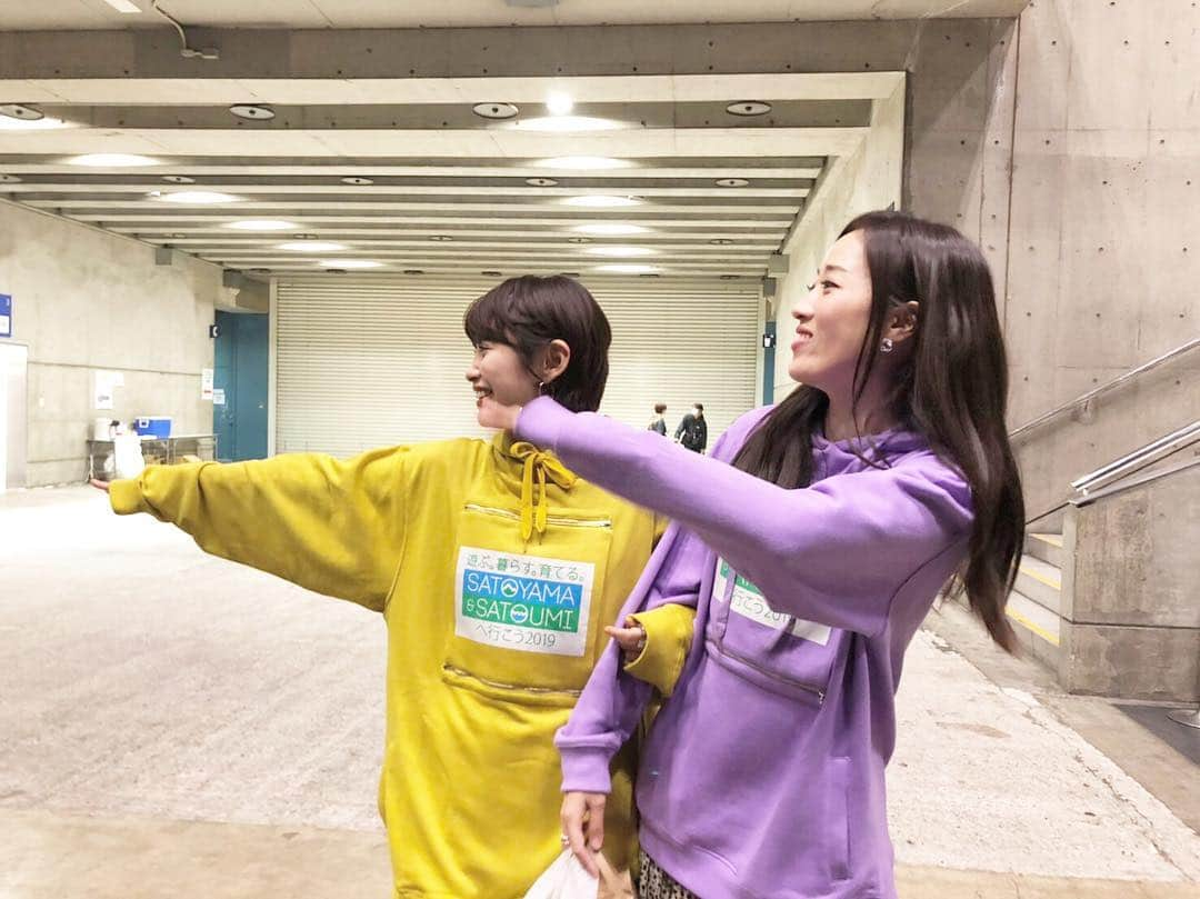 高橋愛さんのインスタグラム写真 - (高橋愛Instagram)「大好きなふたりと💛💜💙 ㅤㅤㅤㅤㅤㅤㅤㅤㅤㅤㅤㅤㅤ ㅤㅤㅤㅤㅤㅤㅤㅤㅤㅤㅤㅤㅤ 旅立っていく おかまりと 最後の現場で会えて よかった❤️ ㅤㅤㅤㅤㅤㅤㅤㅤㅤㅤㅤㅤㅤ 私、おかまりの声大好きなの。 どうか 歌い続けてください😌🙏🏻 ㅤㅤㅤㅤㅤㅤㅤㅤㅤㅤㅤㅤㅤ またいつか 一緒に歌いたいな♡ ㅤㅤㅤㅤㅤㅤㅤㅤㅤㅤㅤㅤㅤ #lovendor #おかまり @lovendor_okamari ❤️ #らぶ ㅤㅤㅤㅤㅤㅤㅤㅤㅤㅤㅤㅤㅤ そして、可愛いロビン😍 入りなよー！！！ って言ってるところw (3.4枚目の写真) ㅤㅤㅤㅤㅤㅤㅤㅤㅤㅤㅤㅤㅤ #岡田ロビン翔子  #可愛い後輩 #ふたりとも #らぶ」3月30日 18時45分 - i_am_takahashi