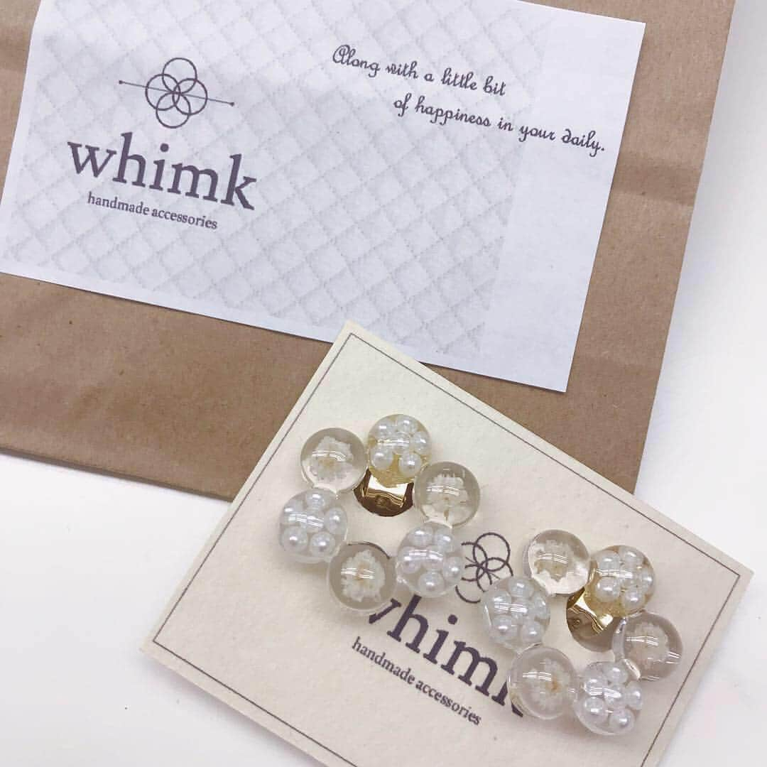 葛巻舞香さんのインスタグラム写真 - (葛巻舞香Instagram)「Earrings of  white flowers🌼  #whimk#handmade#handmadeaccessory#ハンドメイドアクセサリー#白い花#春#可愛い#小花#ドライフラワー#パール#細かいこだわり#作家さんから直接購入#❤️#袋も可愛い#大事にします」3月30日 18時40分 - maika.kzm