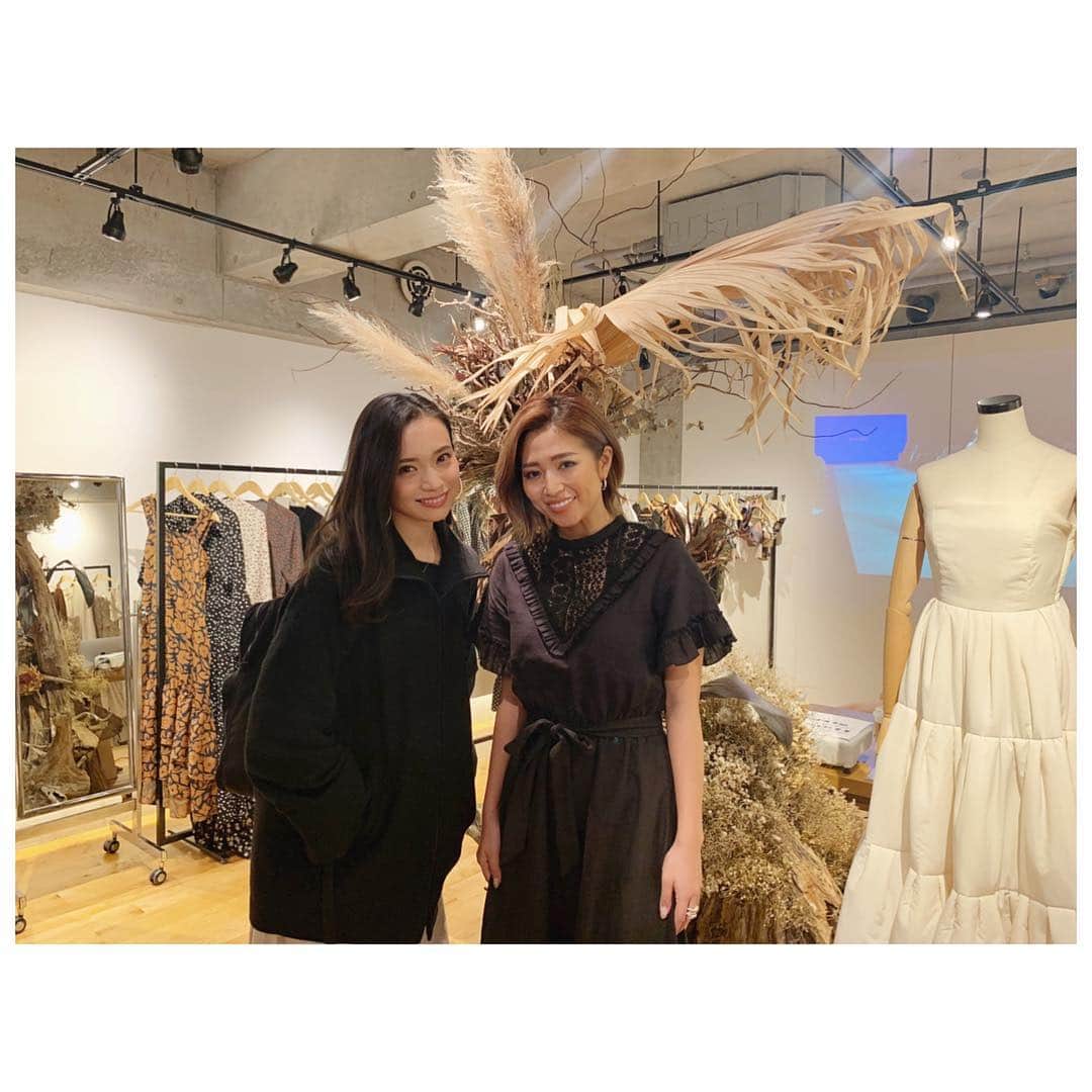 のインスタグラム：「昨日は華の新しいブランドさん、margotの展示会に行ってきました〜👗✨ オシャレで品があってお洋服も空間の雰囲気も素敵でした🌹 オーダーしたワンピース届くのが楽しみ☺️✨ #margot #onepiece #展示会 #マーゴット」