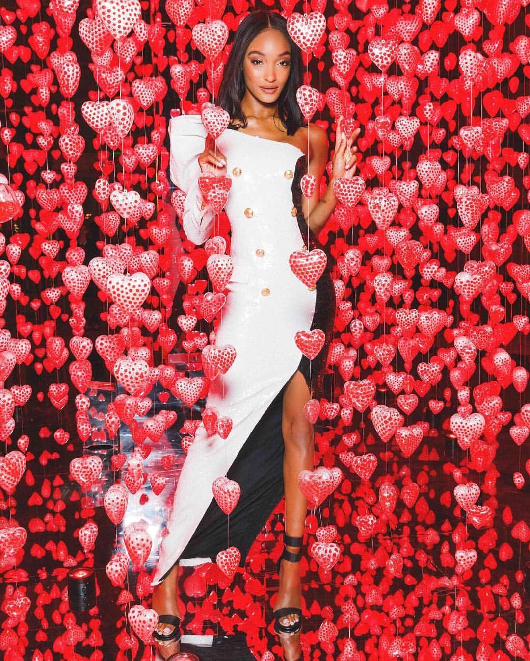 バルマンさんのインスタグラム写真 - (バルマンInstagram)「THE LOVE BALL @jourdandunn wears #BALMAINRE19 to attend the #LoveBall2019 in aid of the @nakedheartfoundation and @alshafallah center in Doha. #BALMAINARMY」3月30日 18時47分 - balmain